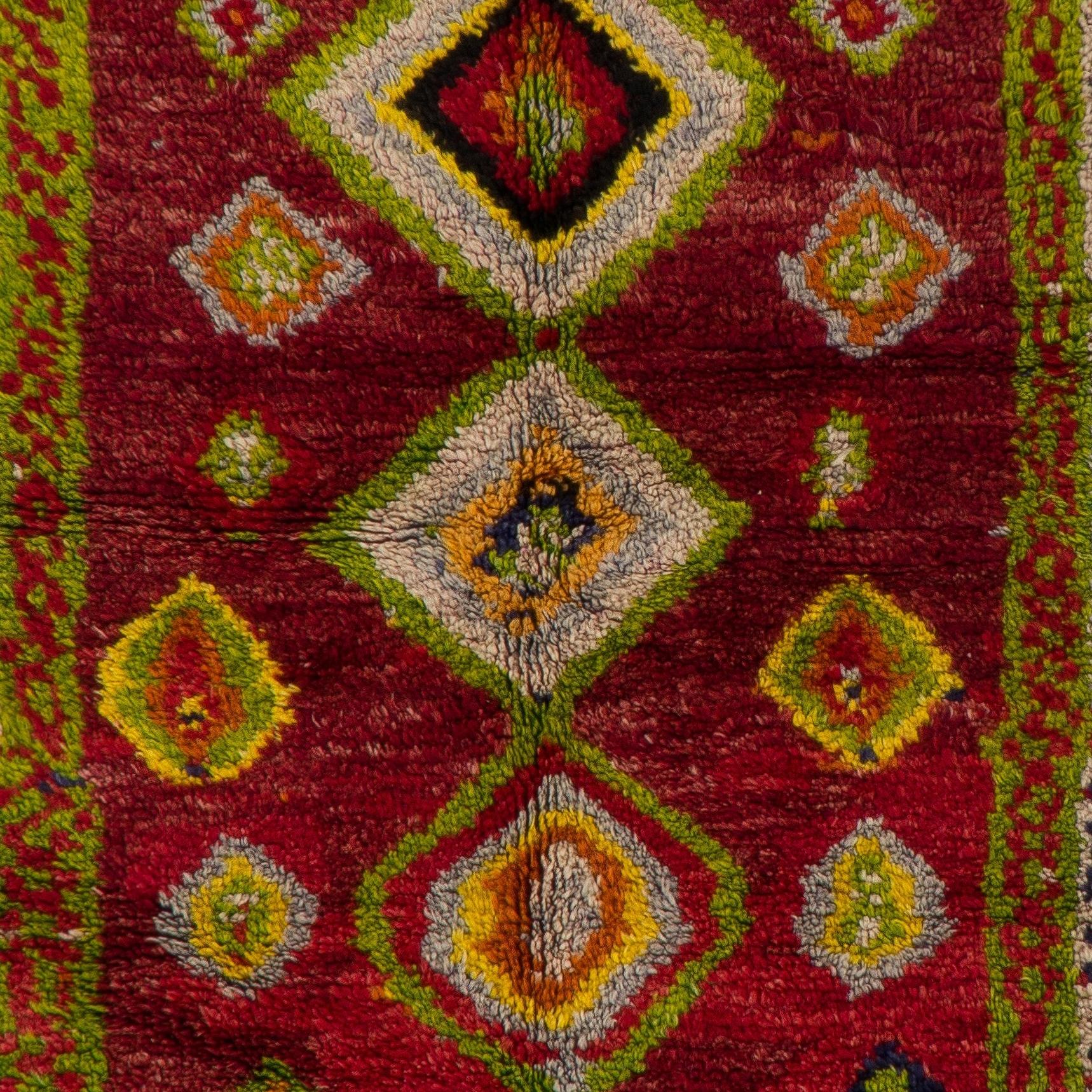 Transforma tu espacio con el discreto lujo de nuestra alfombra Tulu de estilo marroquí anudada a mano, inspirada en los diseños ricos en patrimonio de las tribus Beni Ourain. Esta alfombra es una celebración de la artesanía y la tradición, hecha