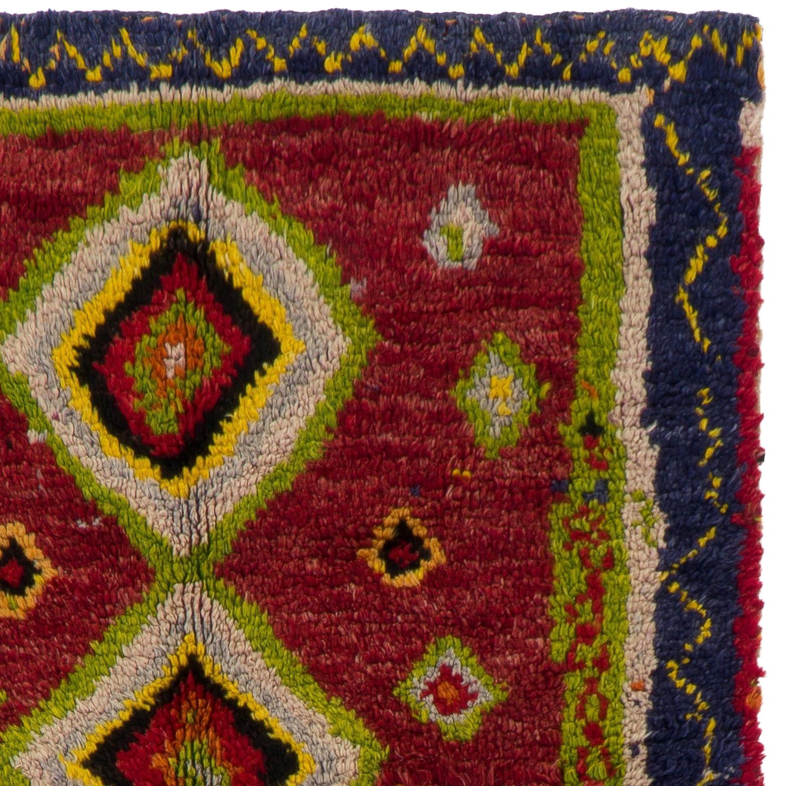 Alfombra Tulu Contemporánea Anudada a Mano con Diseño Marroquí y Campo Rojo. 100% lana Anudado a mano en venta