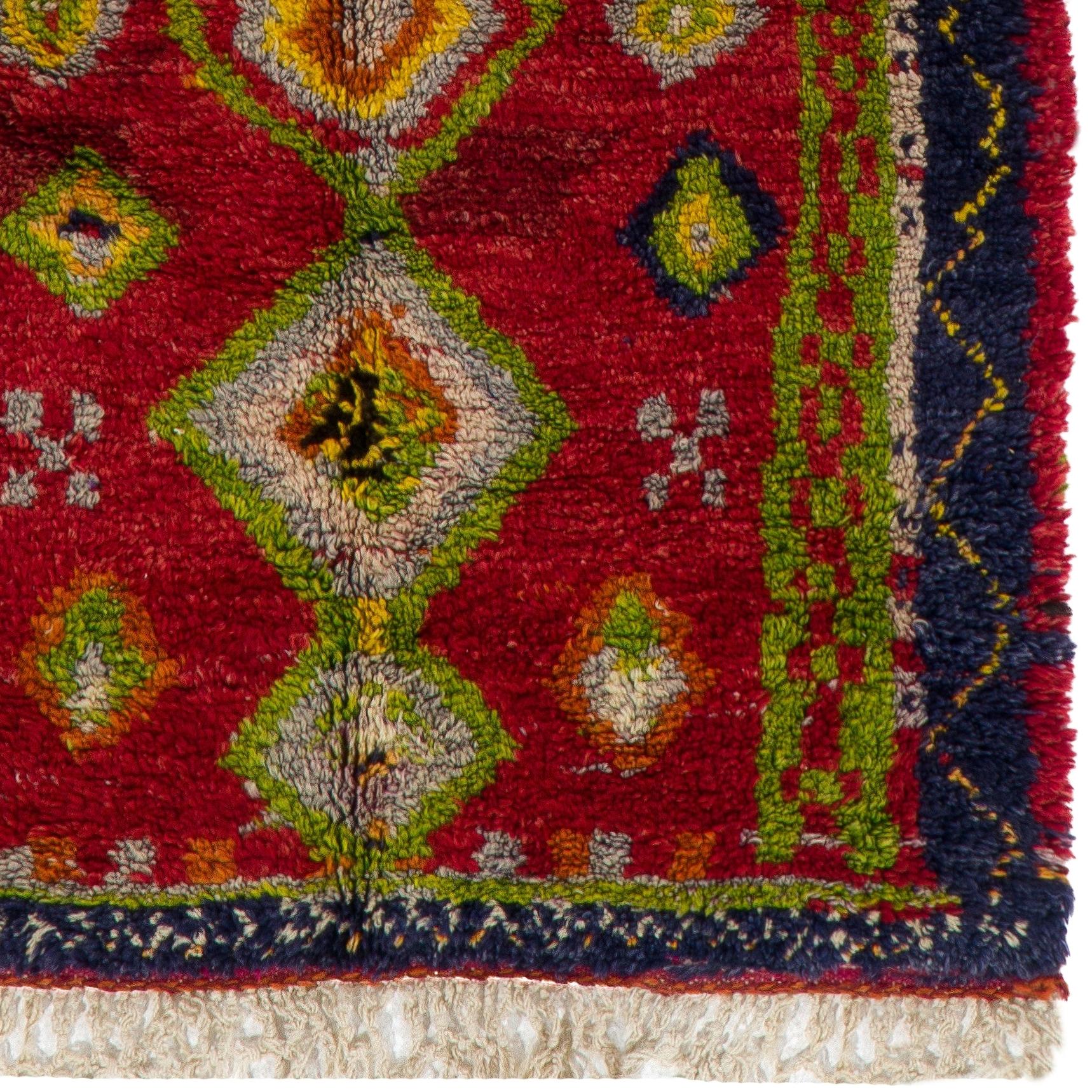 Alfombra Tulu Contemporánea Anudada a Mano con Diseño Marroquí y Campo Rojo. 100% lana Siglo XXI y contemporáneo en venta