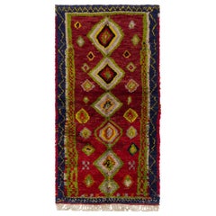 Alfombra Tulu Contemporánea Anudada a Mano con Diseño Marroquí y Campo Rojo. 100% lana