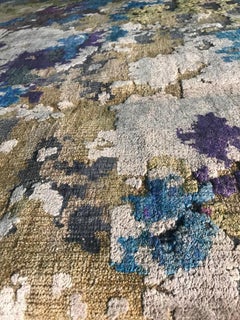 Tapis contemporain abstrait en laine et soie tissé à la main vert, bleu et violet, en stock