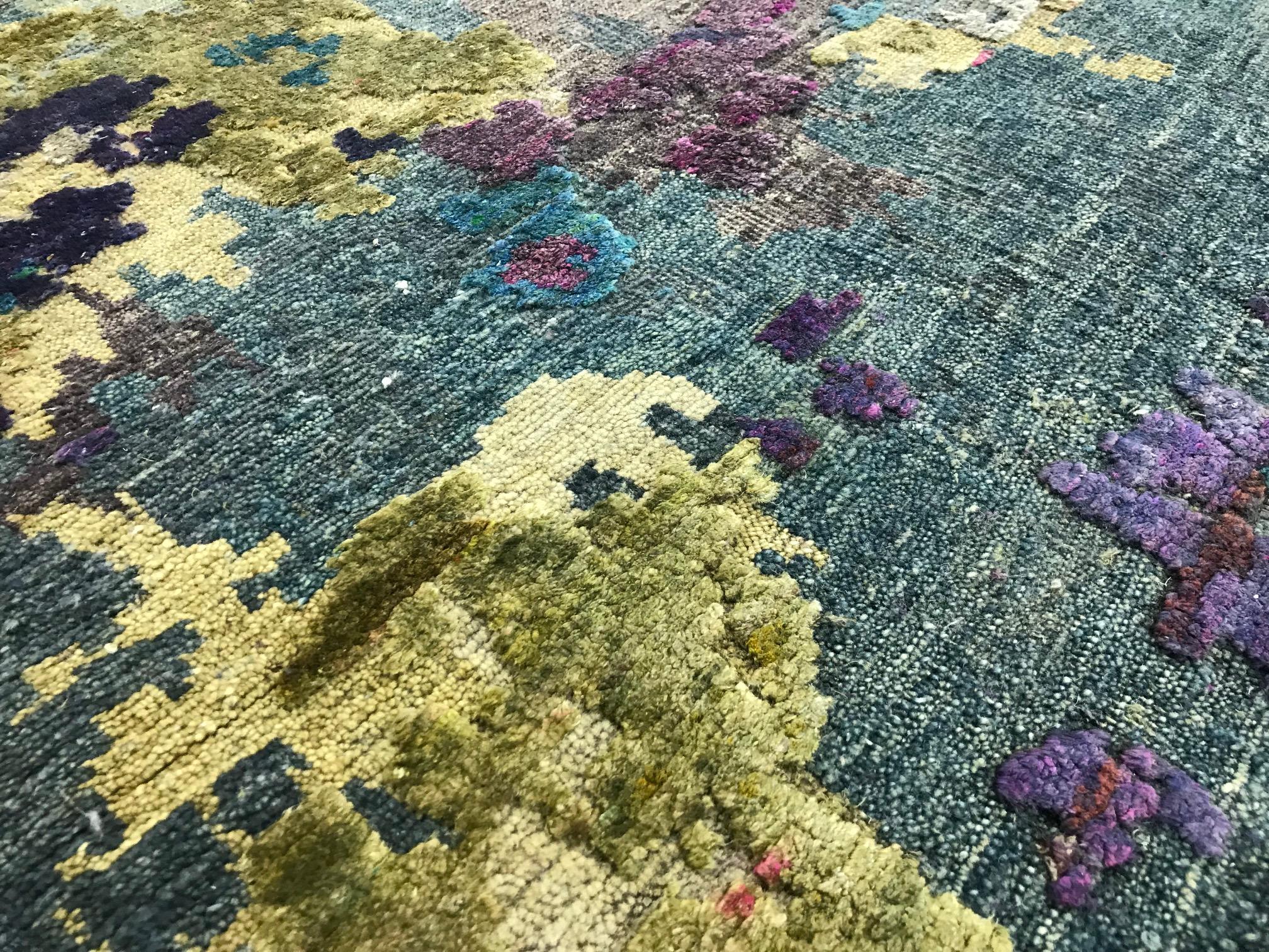 Laine Tapis contemporain abstrait en laine et soie tissé à la main vert, bleu et violet, en stock en vente