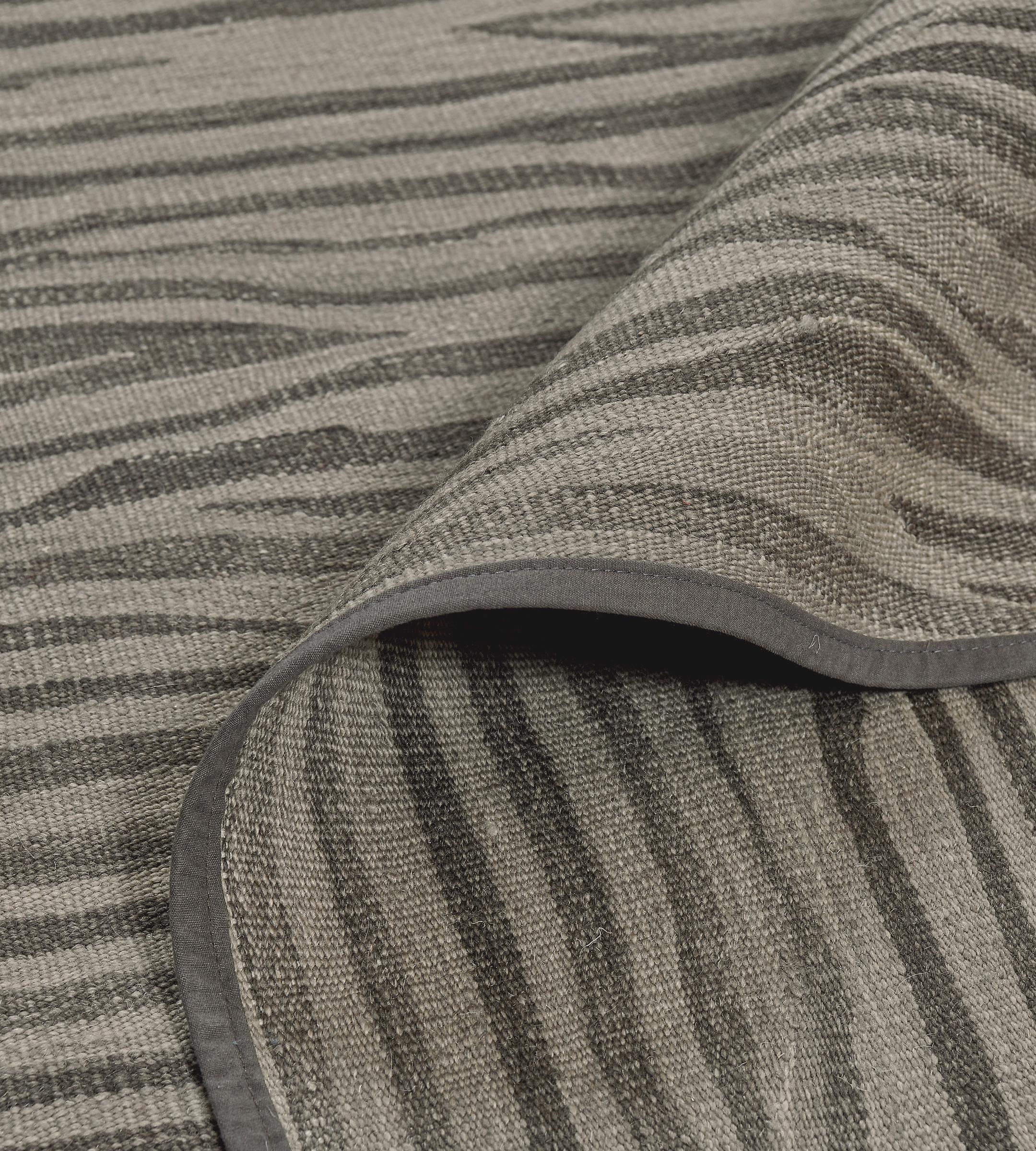 Contemporary Hand-knotted Wool Kilim Rug For Sale 5