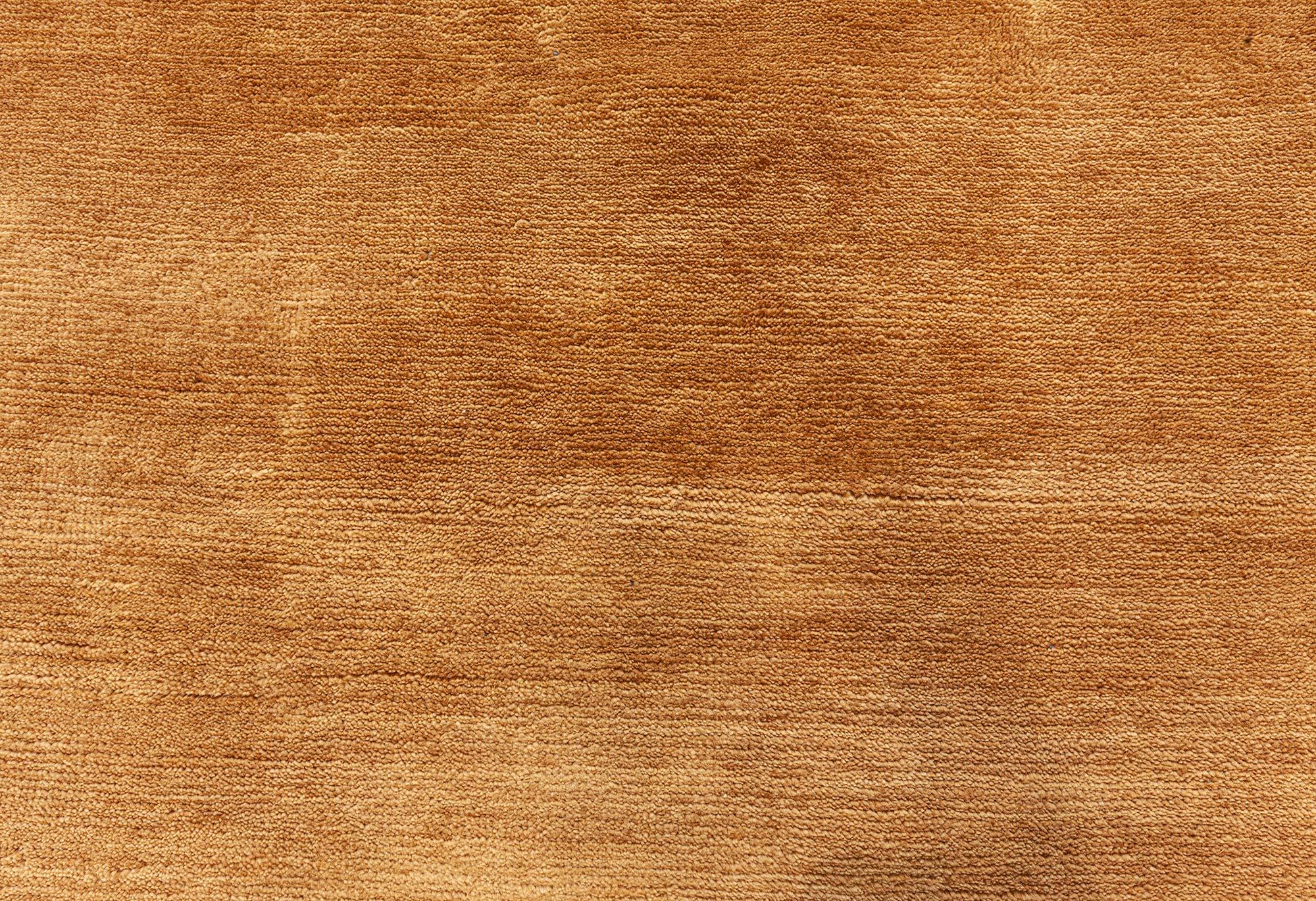 Noué à la main Tapis contemporain en laine nouée à la main dans les tons de Brown doré par Doris Leslie Blau en vente