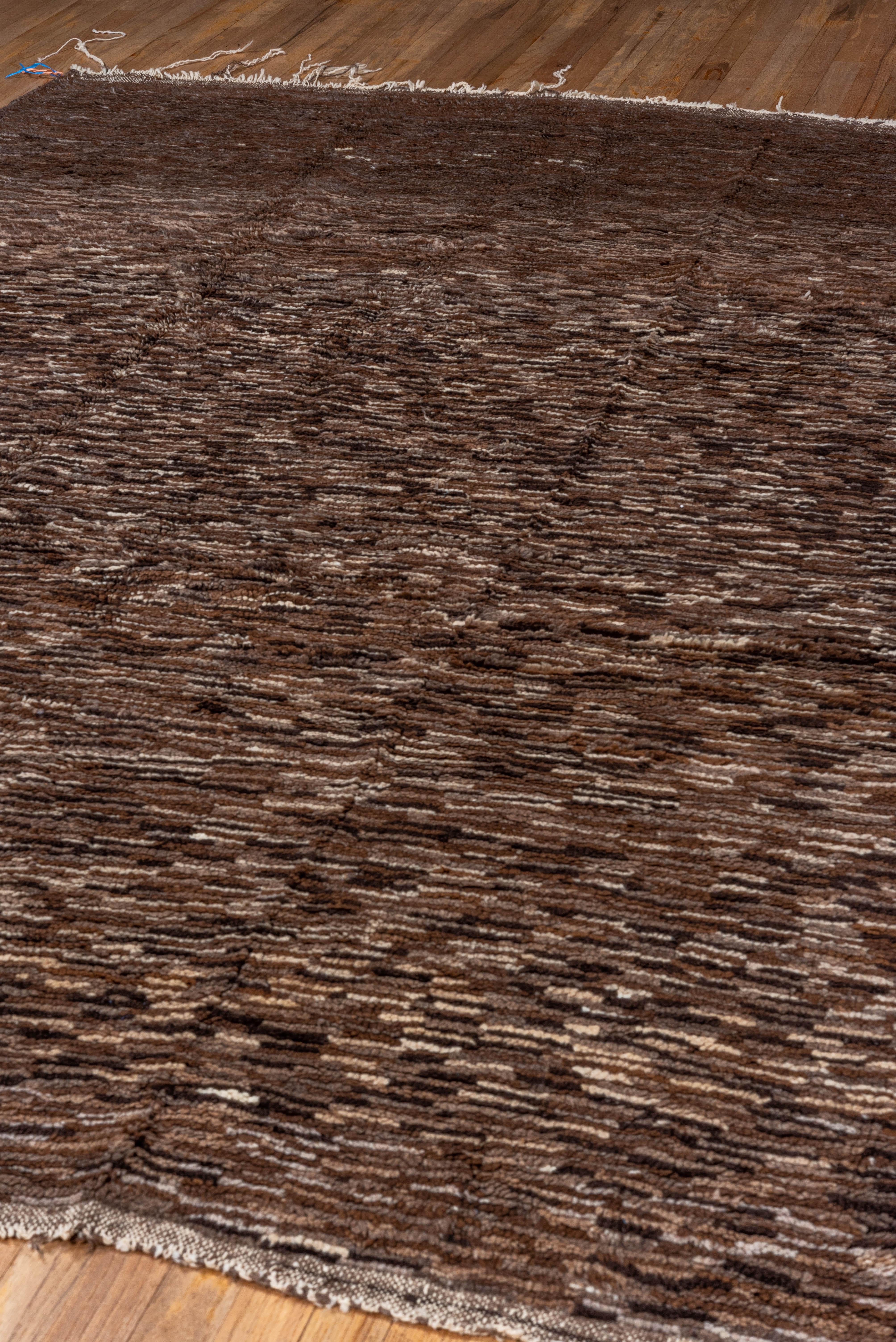 Contemporary Hand-Knotted Wool Rug Textured Mocha Field For Sale 3