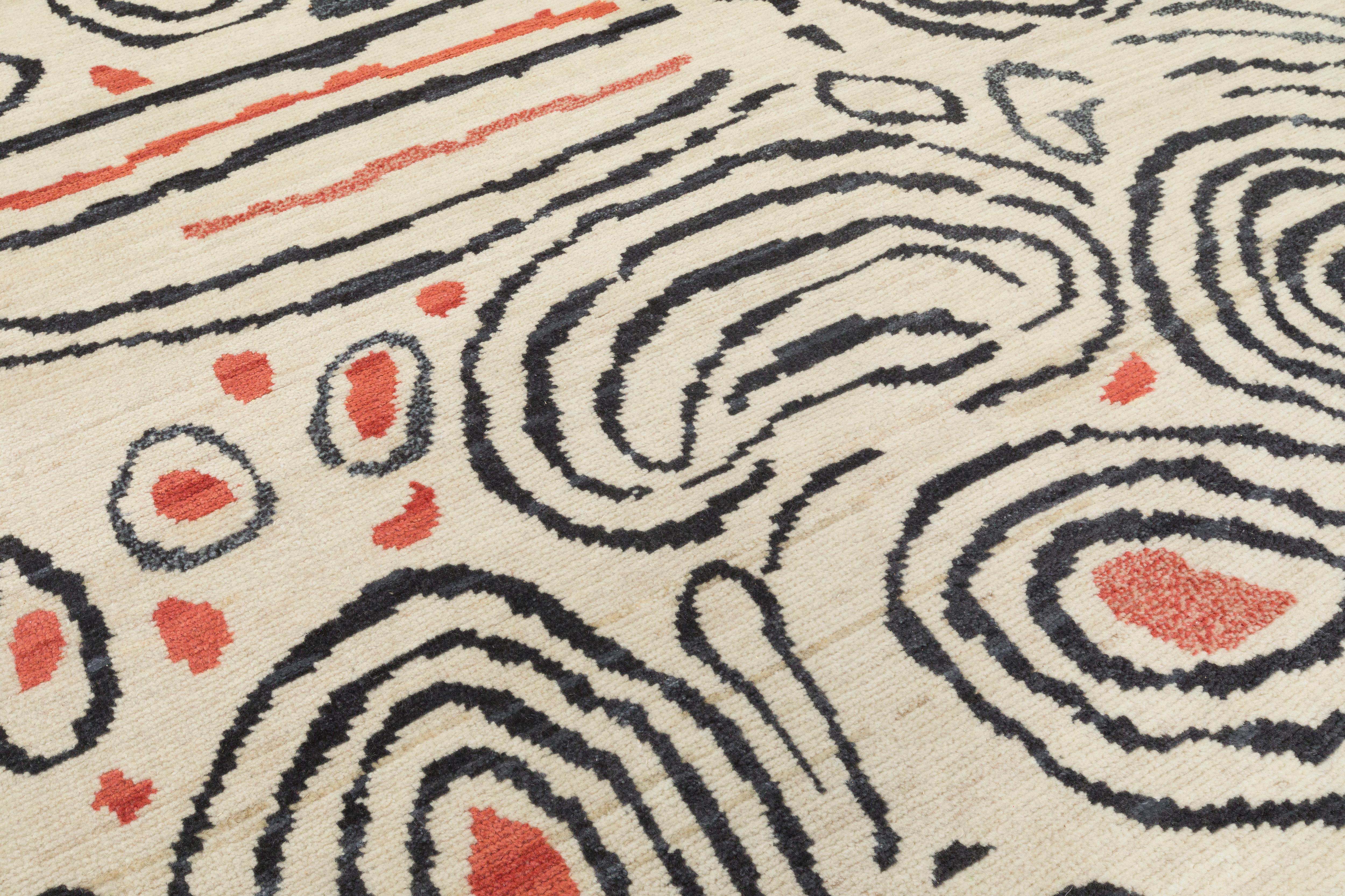Rehaussez votre espace avec cet étonnant tapis contemporain en laine nouée à la main, doté d'un motif audacieux et organique inspiré de l'art abstrait moderne. Rendu dans une palette vivante de corail, de noir et d'ivoire, le Design évoque des