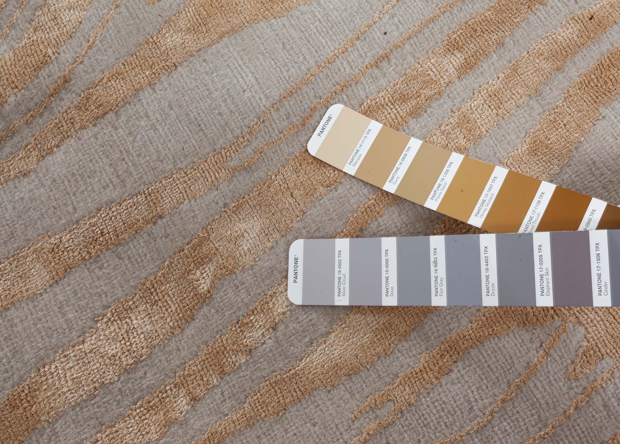 Tappeto contemporaneo in lana e seta annodato a mano con un design ispirato alle venature del legno di Doris Leslie Blau
Dimensioni: 15'3
