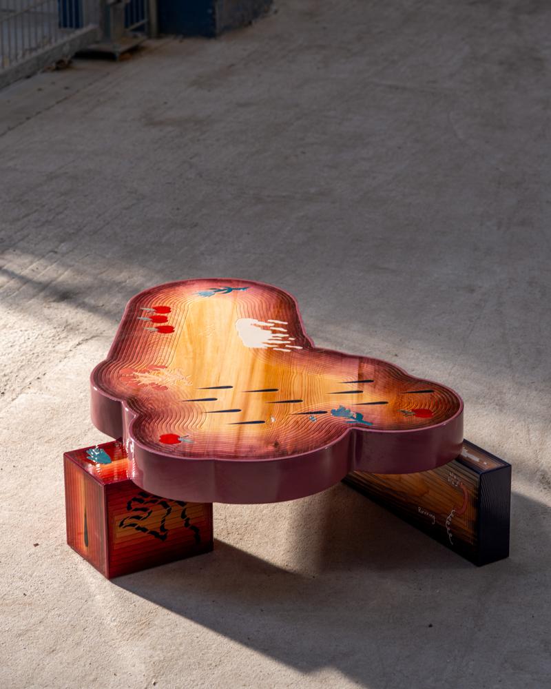 Couchtisch aus Western Red Cedar & Lebanese Cedar und verschiedenen Pigmenten und Acryllacken.

Laurids Gallée (1989) ist ein österreichischer Designer mit Sitz in Rotterdam, Niederlande. Von frühester Kindheit an war er kreativen Praktiken