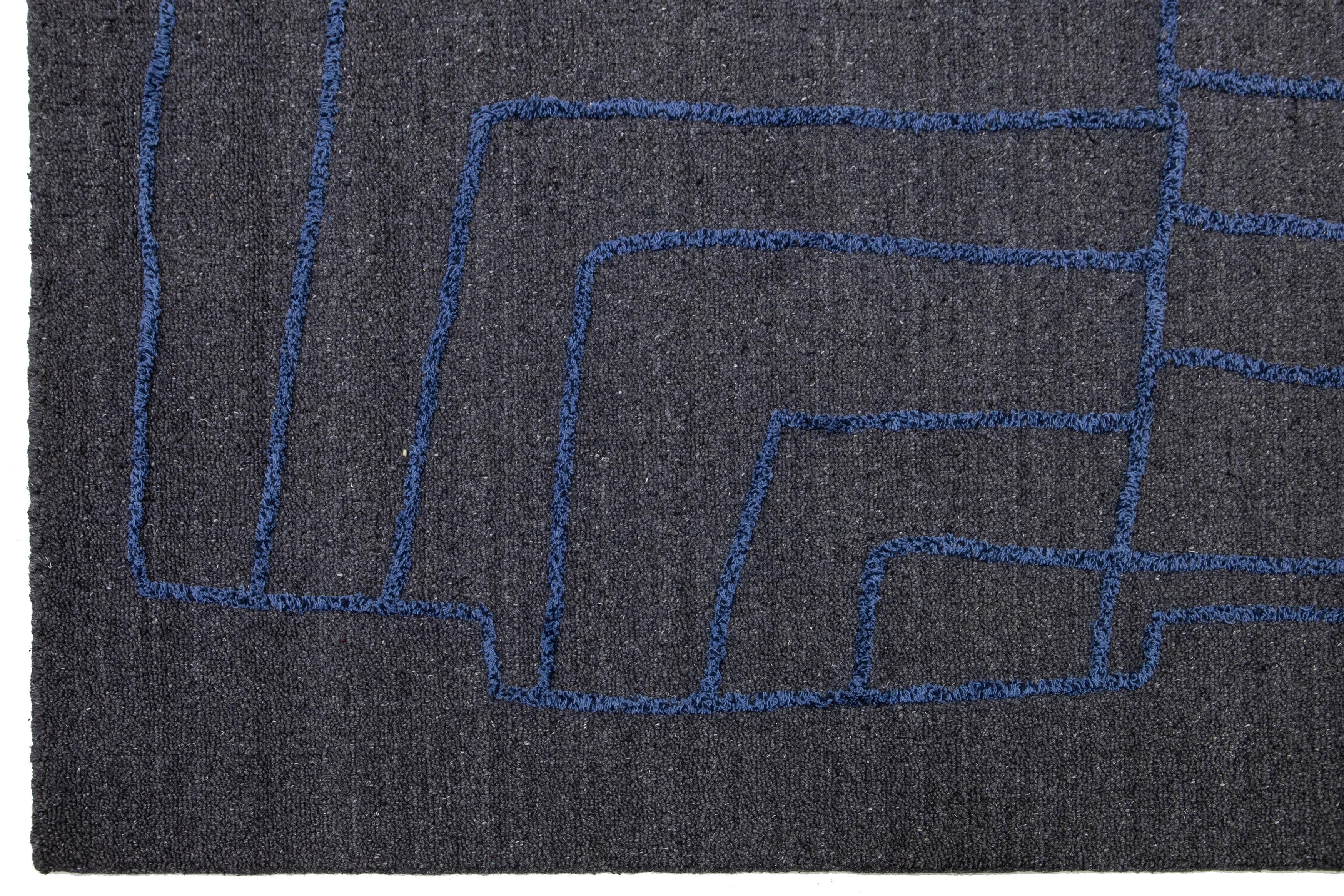Contemporary Hand Loom Wool Rug In Gray With Abstract Design In New Condition For Sale In Norwalk, CT