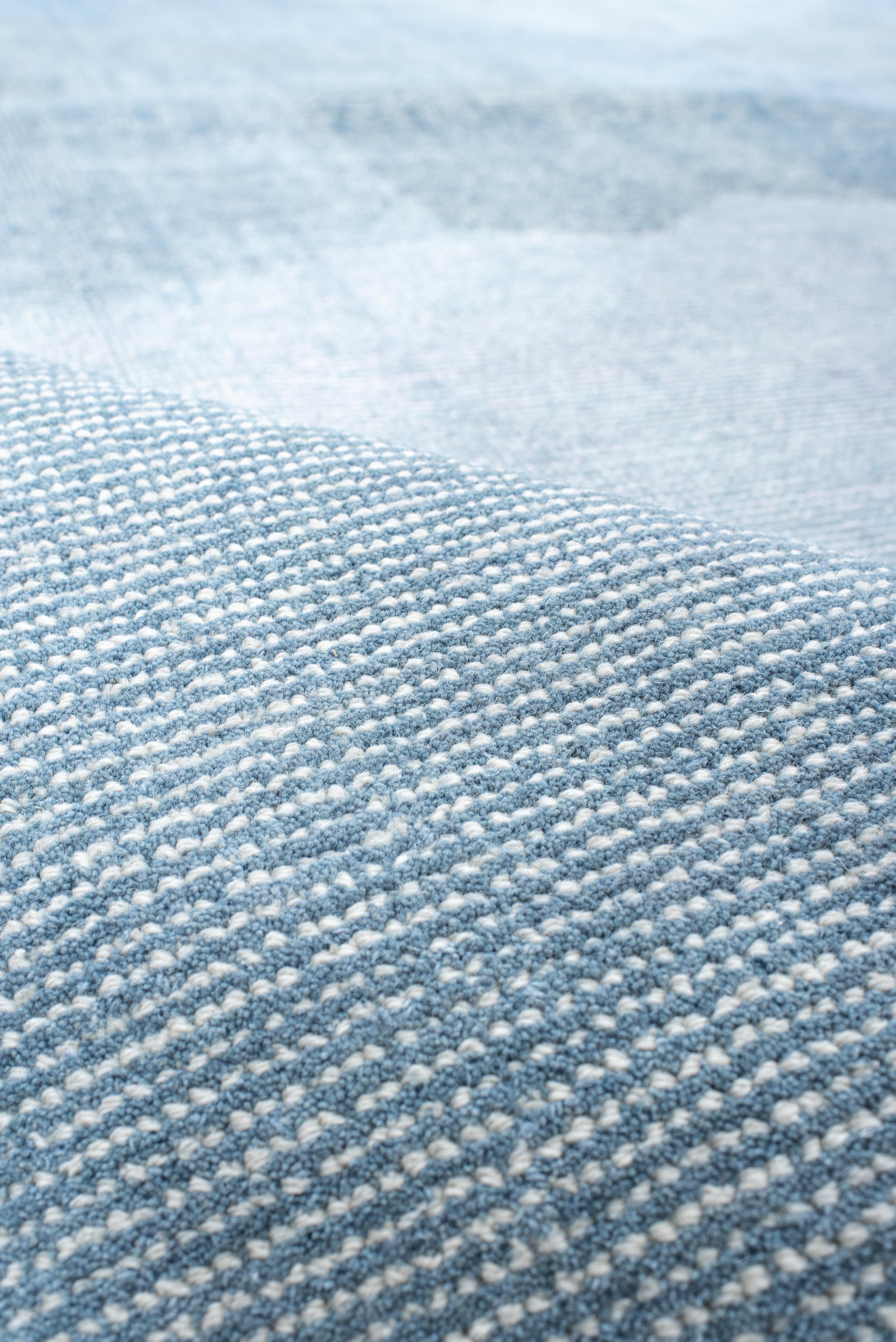 Alfombra contemporánea hecha a mano - Diseño geométrico abstracto en azul hielo y pizarra Moderno en venta
