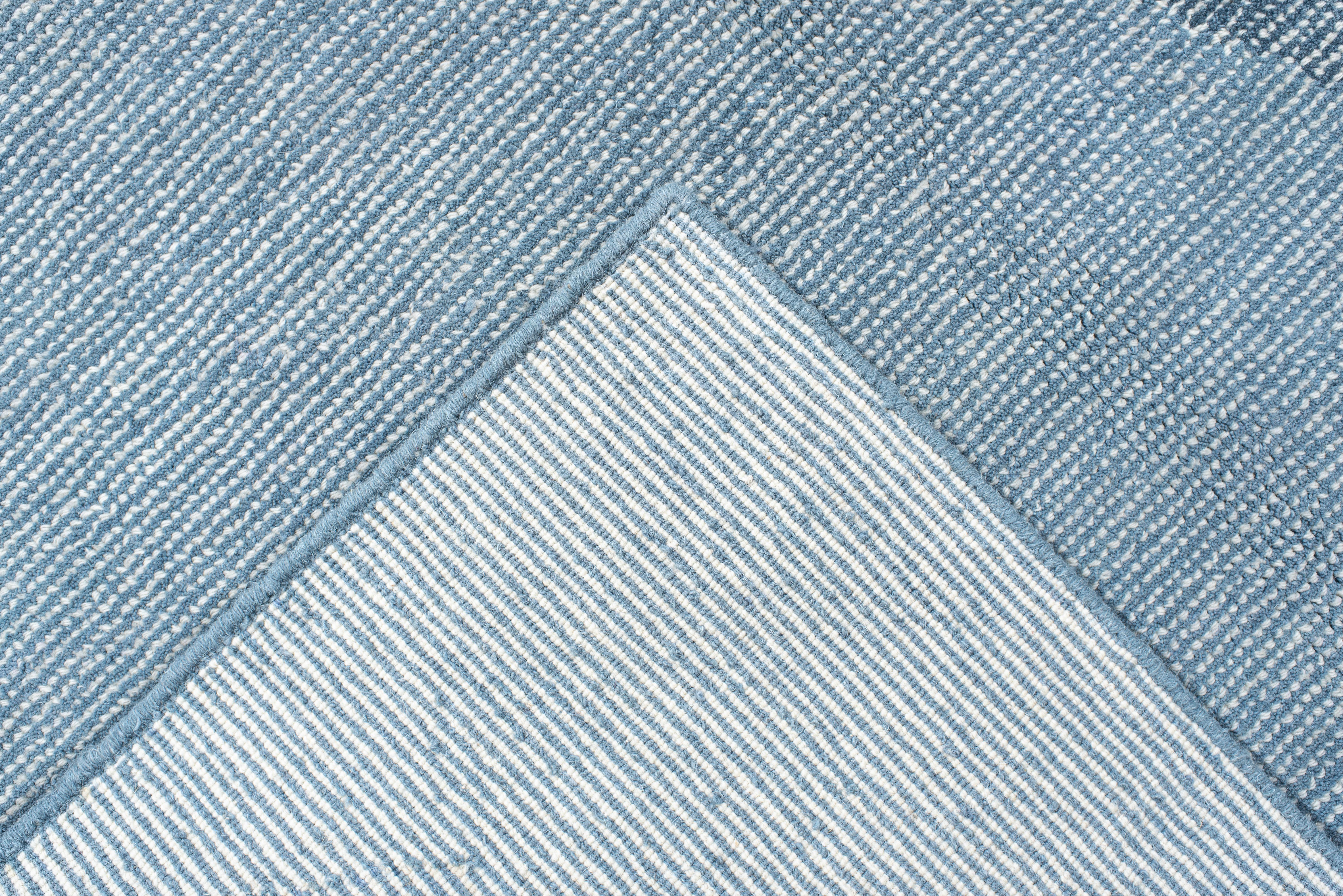 Alfombra contemporánea hecha a mano - Diseño geométrico abstracto en azul hielo y pizarra en Excelente estado para la venta en New York, NY