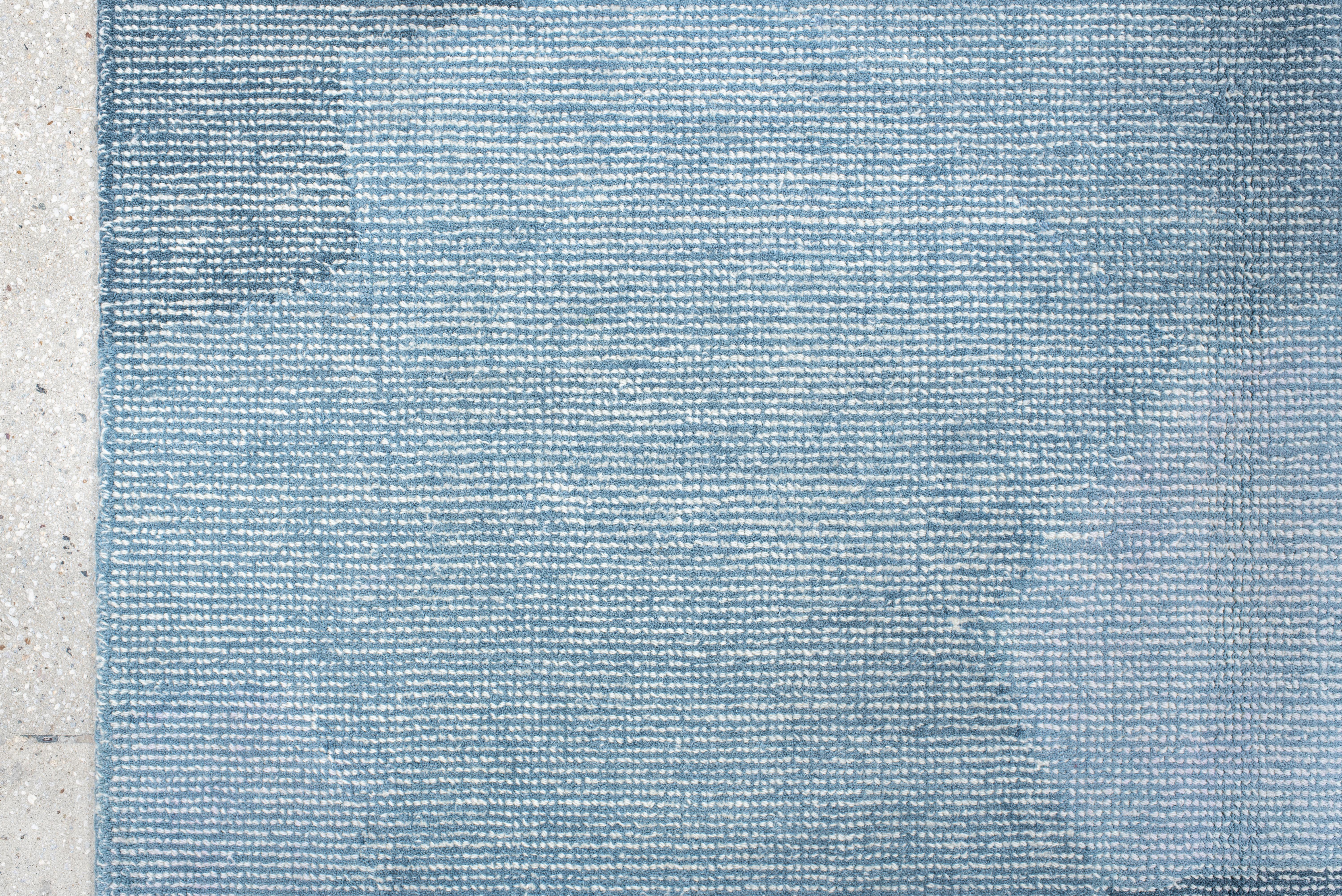 Alfombra contemporánea hecha a mano - Diseño geométrico abstracto en azul hielo y pizarra Siglo XXI y contemporáneo en venta