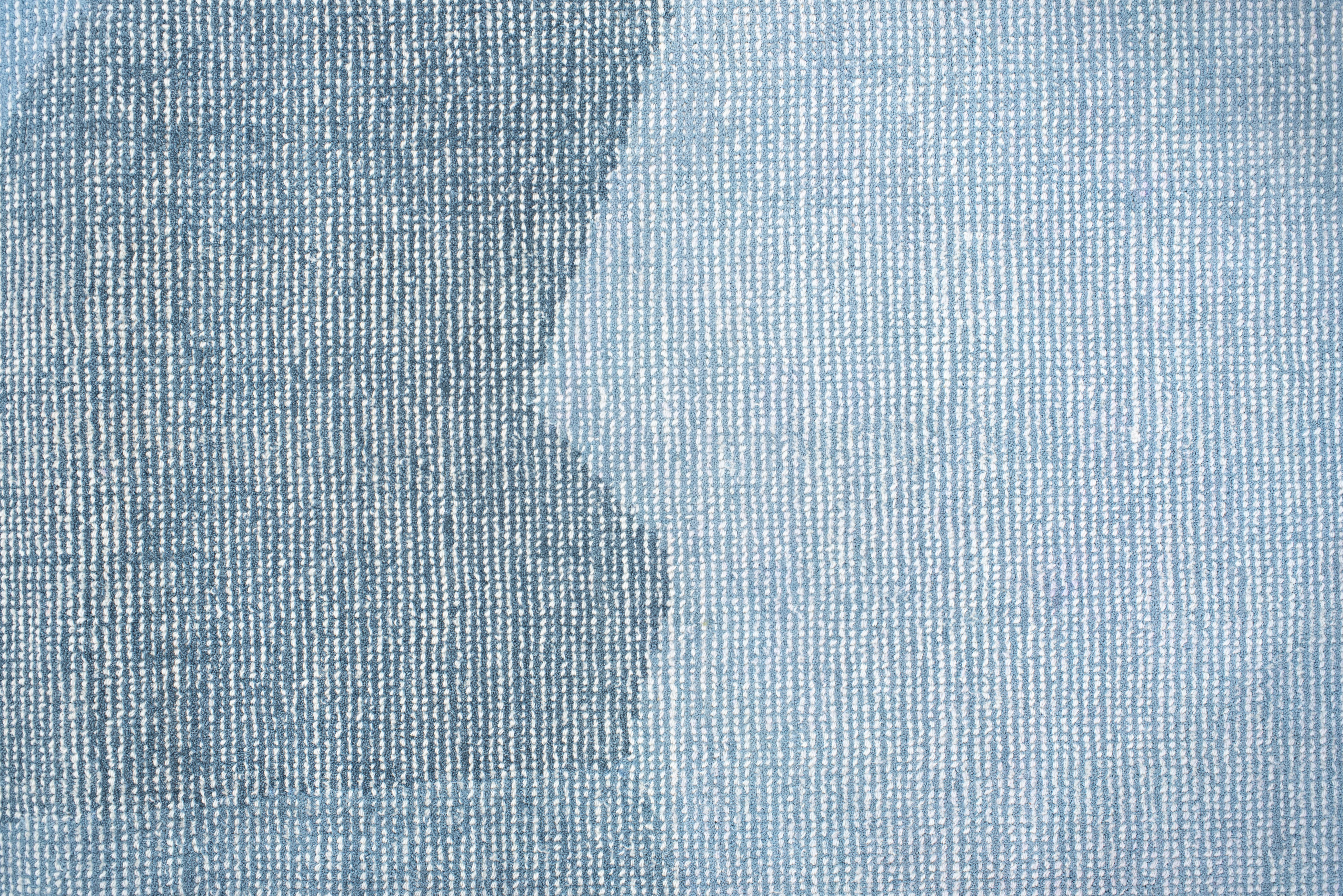 Alfombra contemporánea hecha a mano - Diseño geométrico abstracto en azul hielo y pizarra Lana en venta