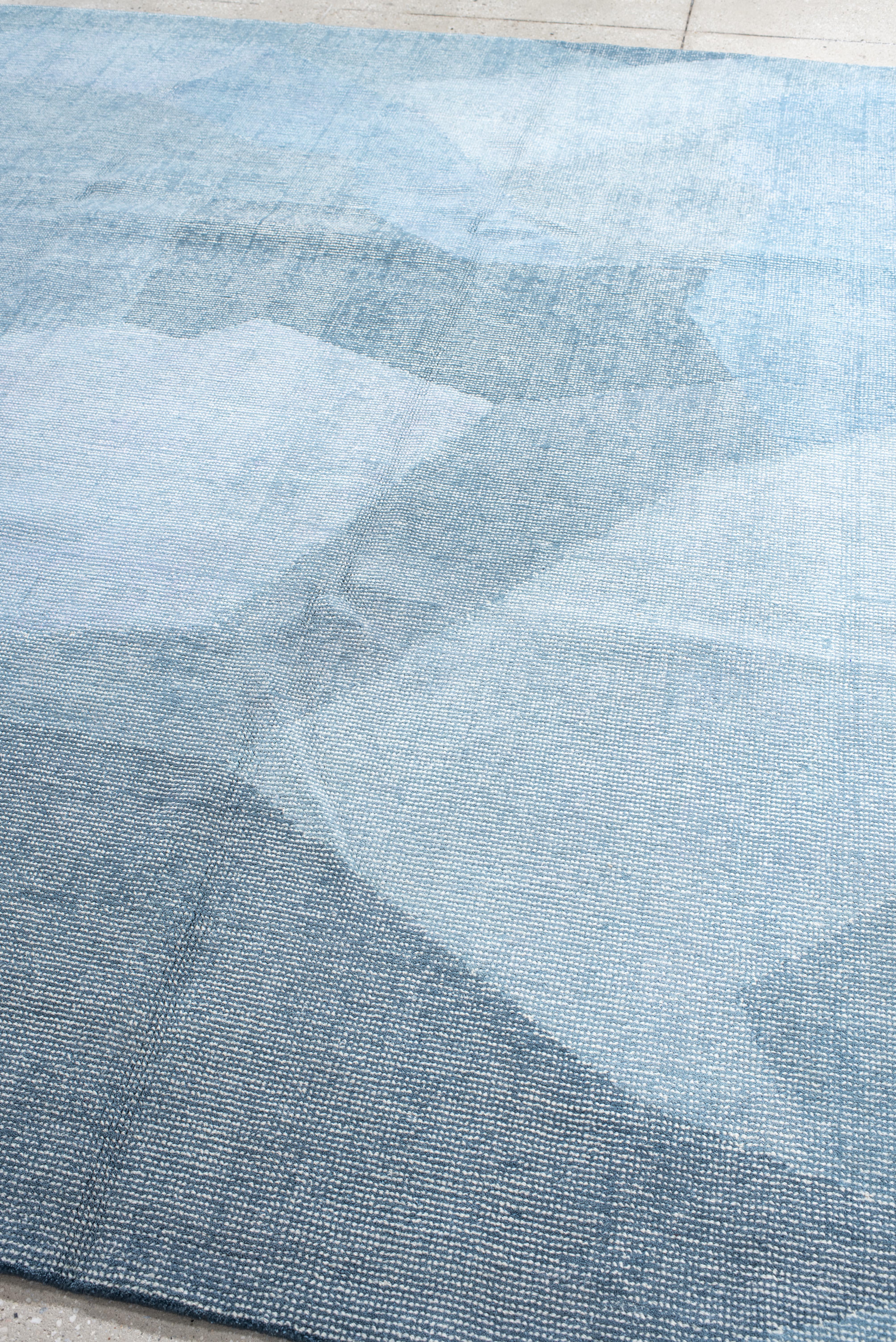Alfombra contemporánea hecha a mano - Diseño geométrico abstracto en azul hielo y pizarra en venta 1