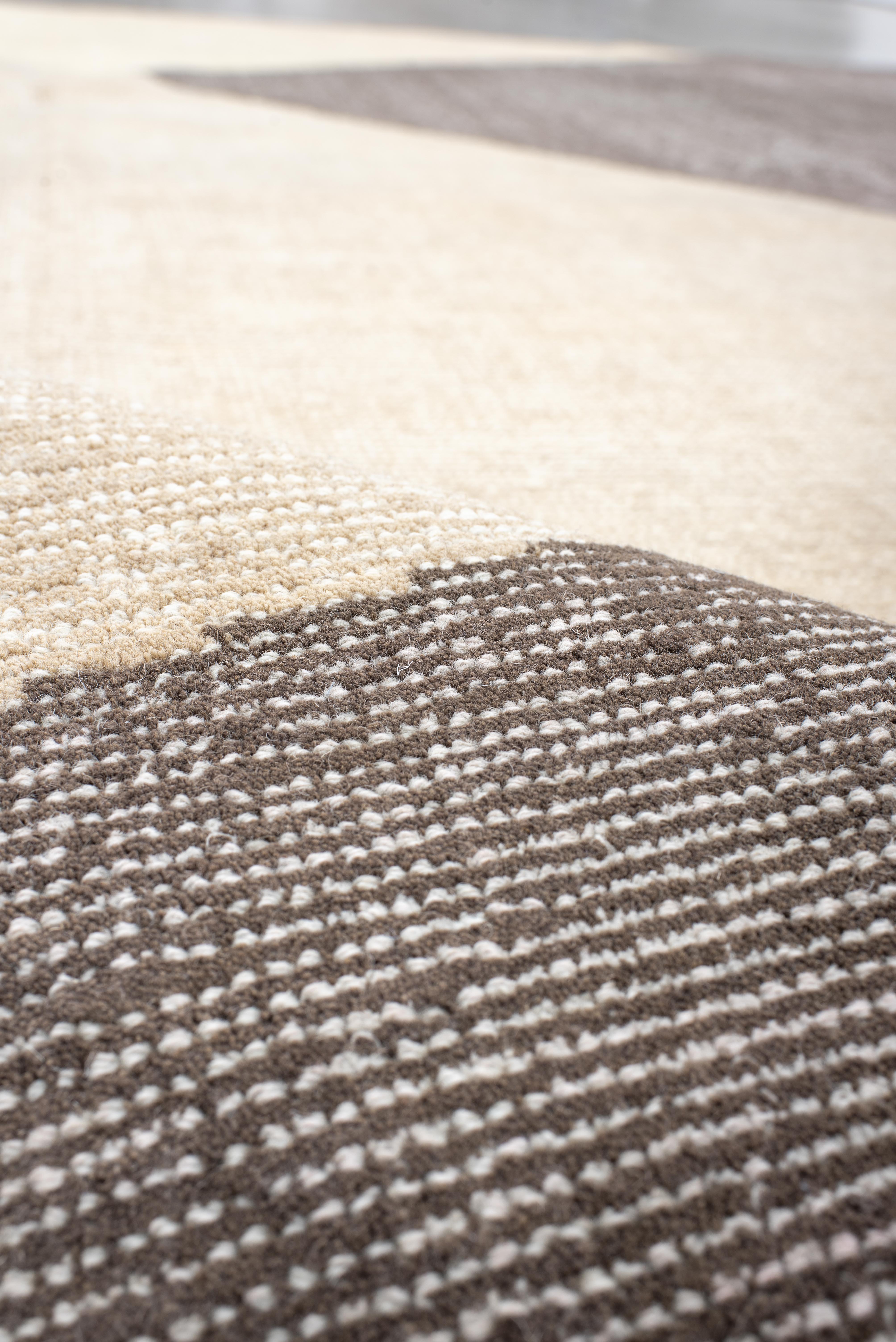 Moderne Tapis contemporain tissé à la main - Design minimaliste angulaire en taupe, crème en vente