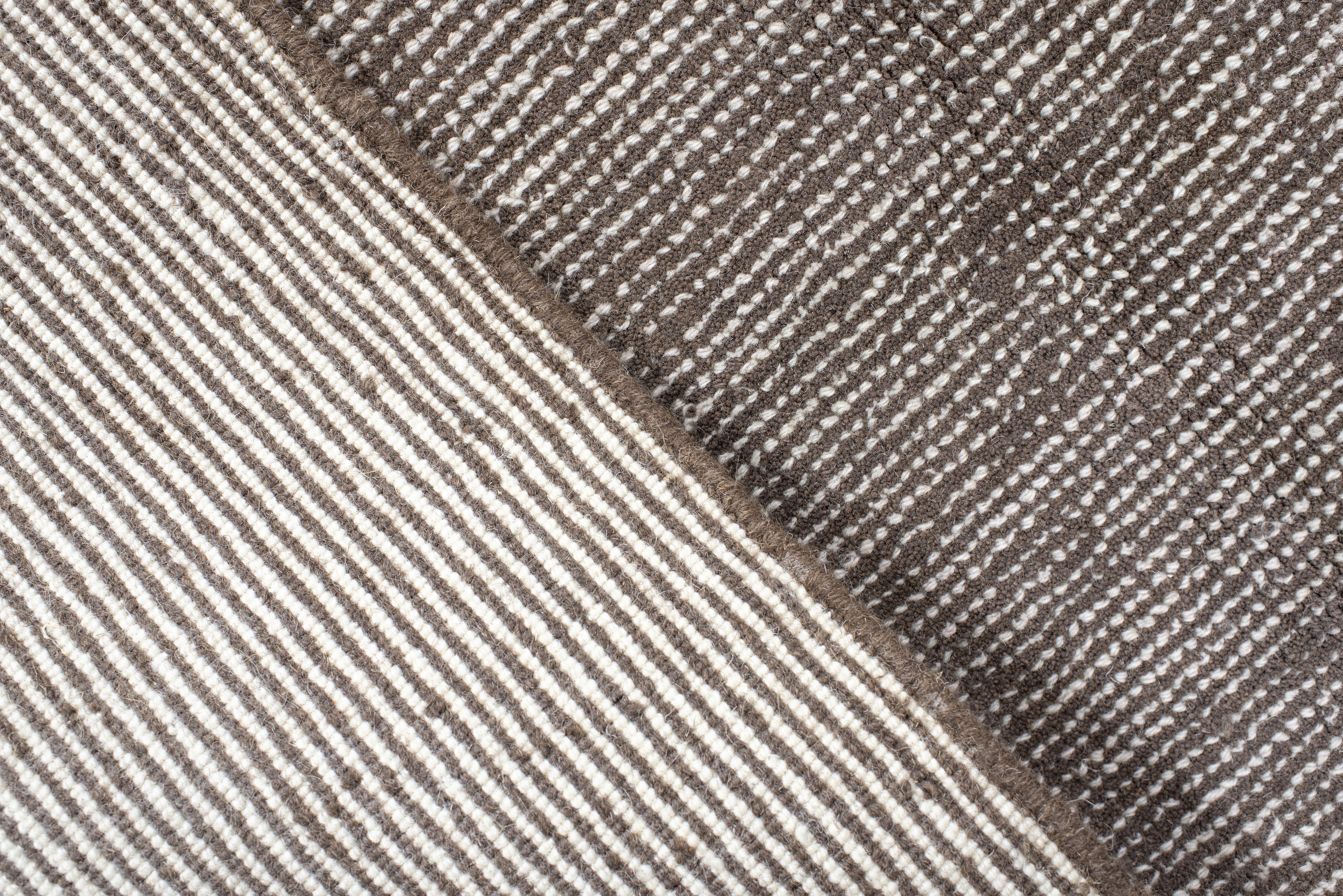 Tapis contemporain tissé à la main - Design minimaliste angulaire en taupe, crème Excellent état - En vente à New York, NY