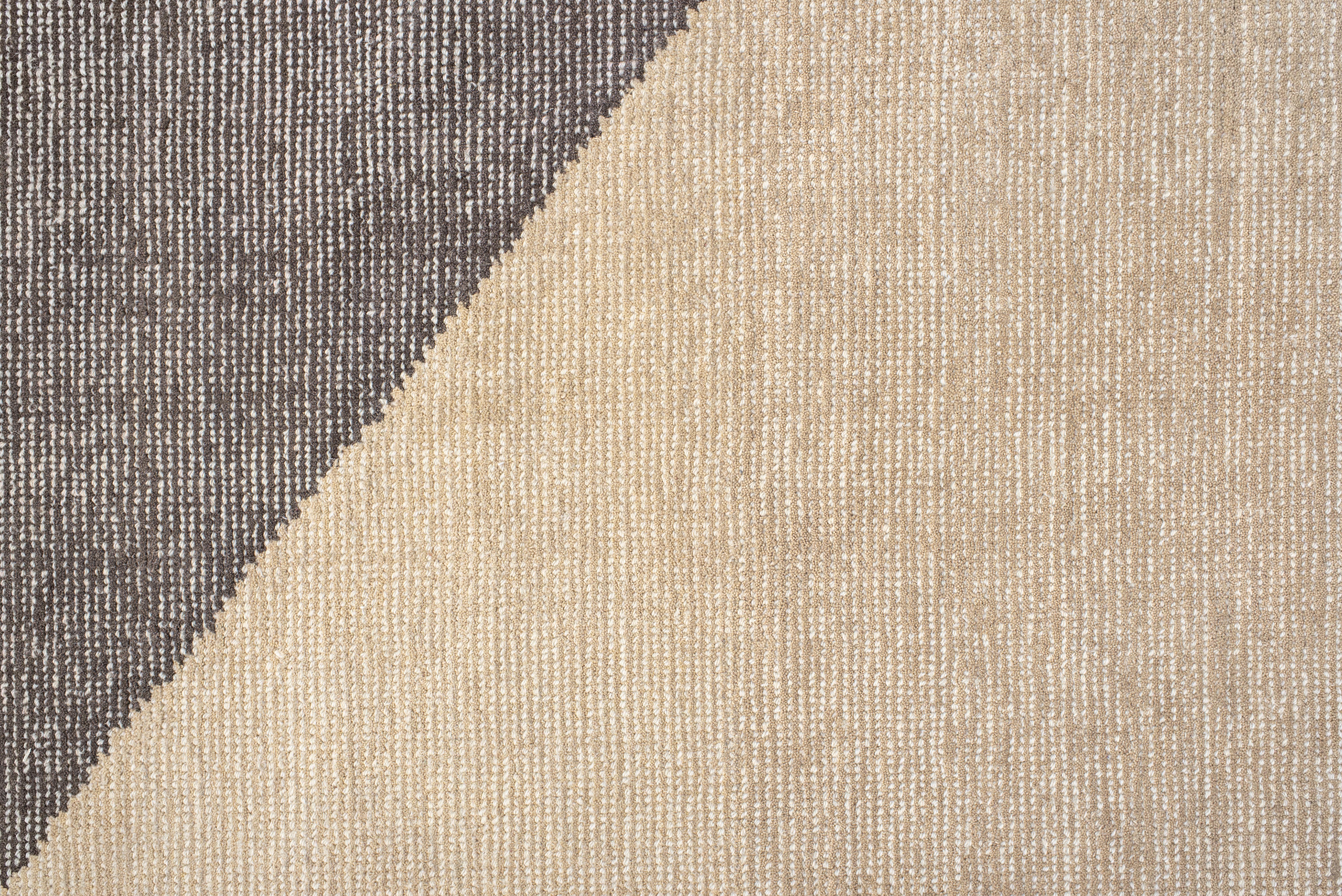 Laine Tapis contemporain tissé à la main - Design minimaliste angulaire en taupe, crème en vente