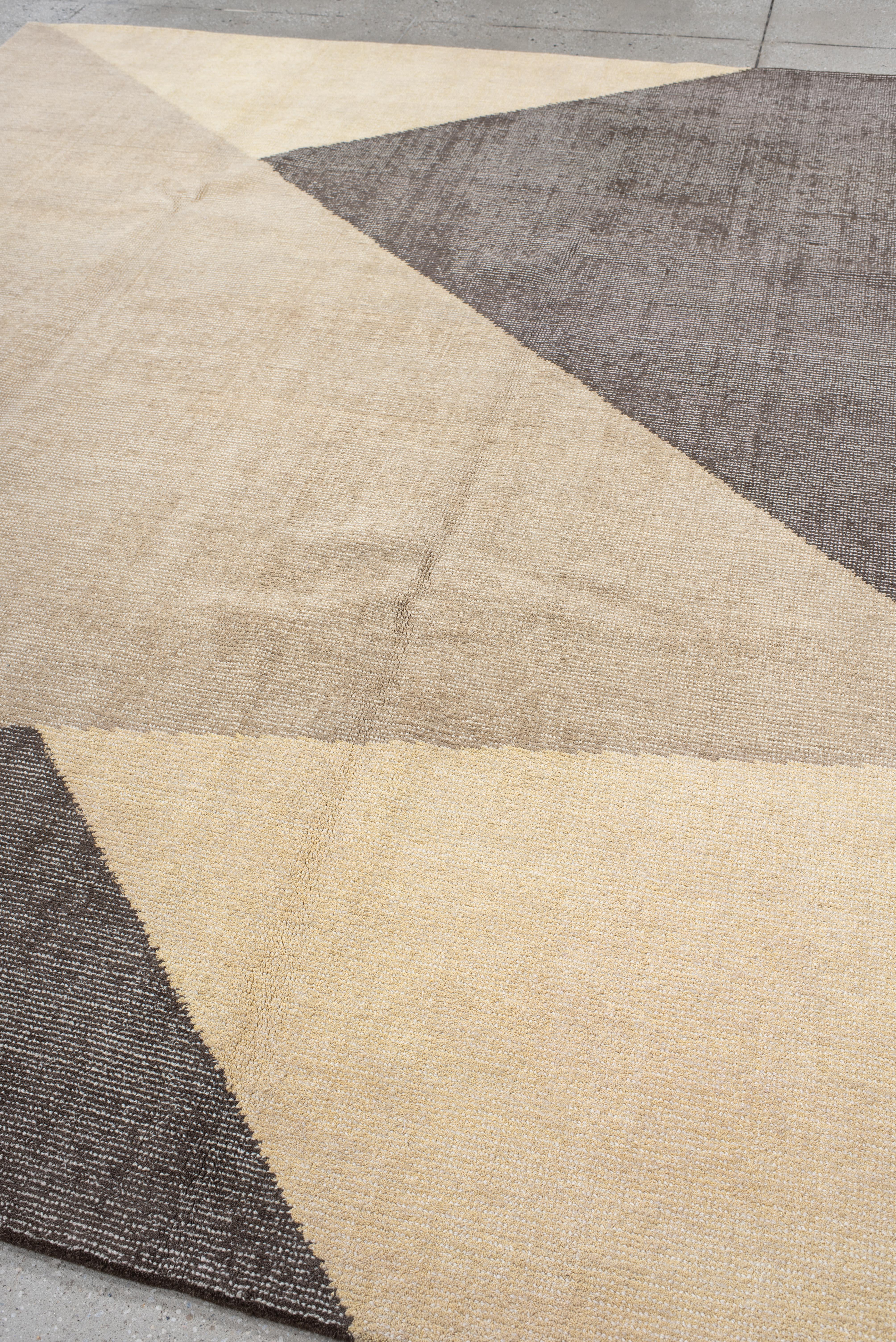 Tapis contemporain tissé à la main - Design minimaliste angulaire en taupe, crème en vente 1