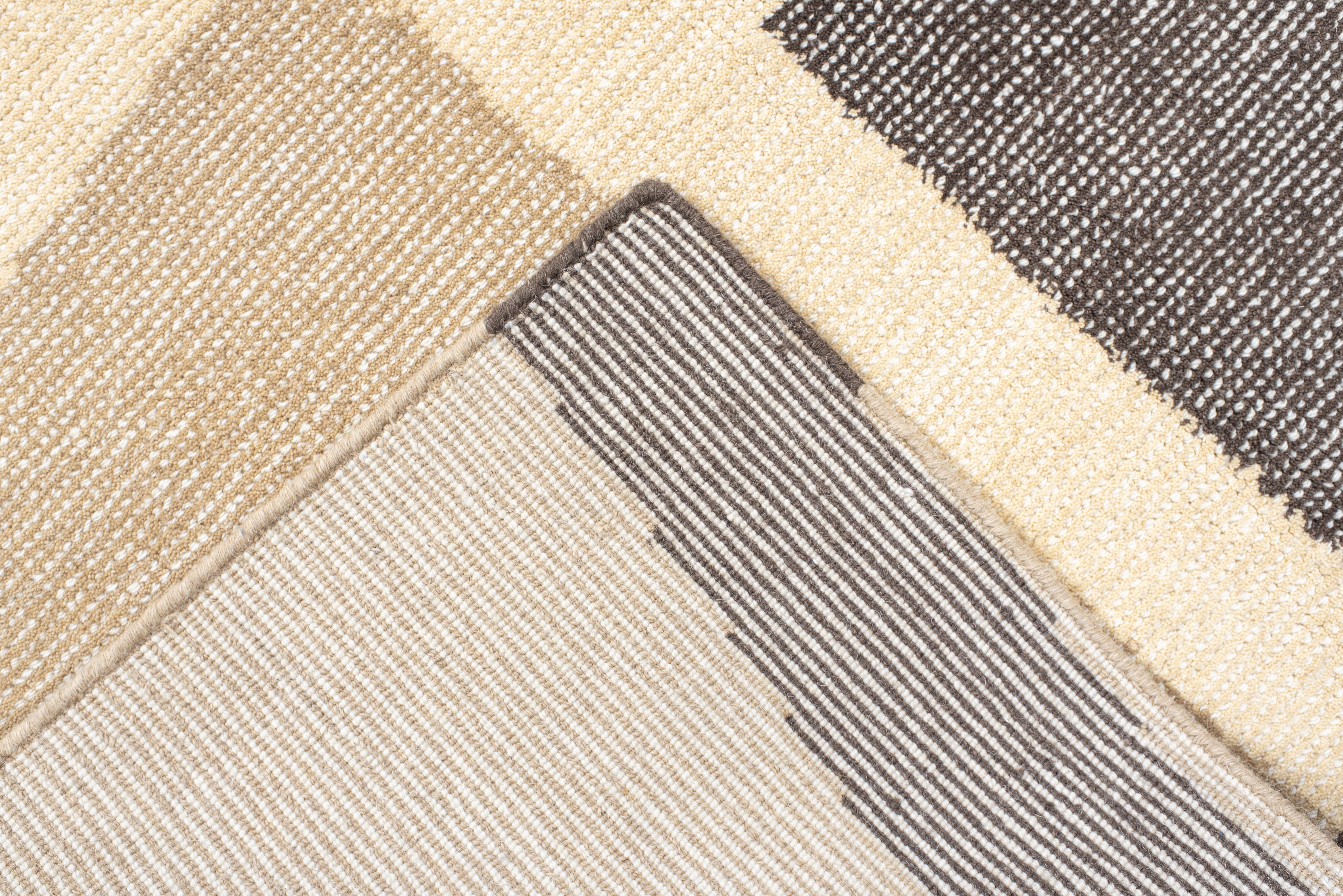 Tapis contemporain tissé à la main - Design/One architectural en anthracite et crème Excellent état - En vente à New York, NY