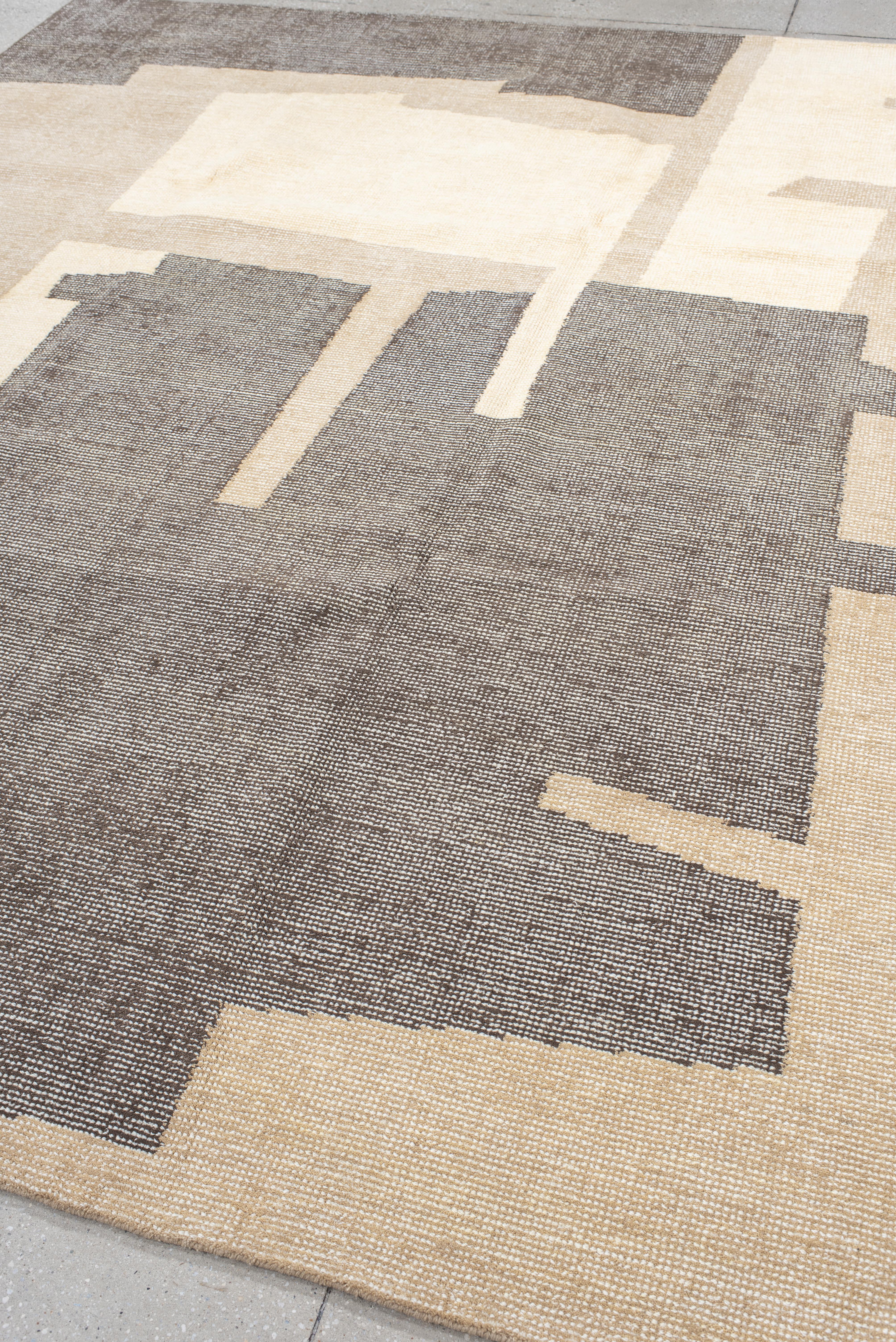 Tapis contemporain tissé à la main - Design/One architectural en anthracite et crème en vente 1