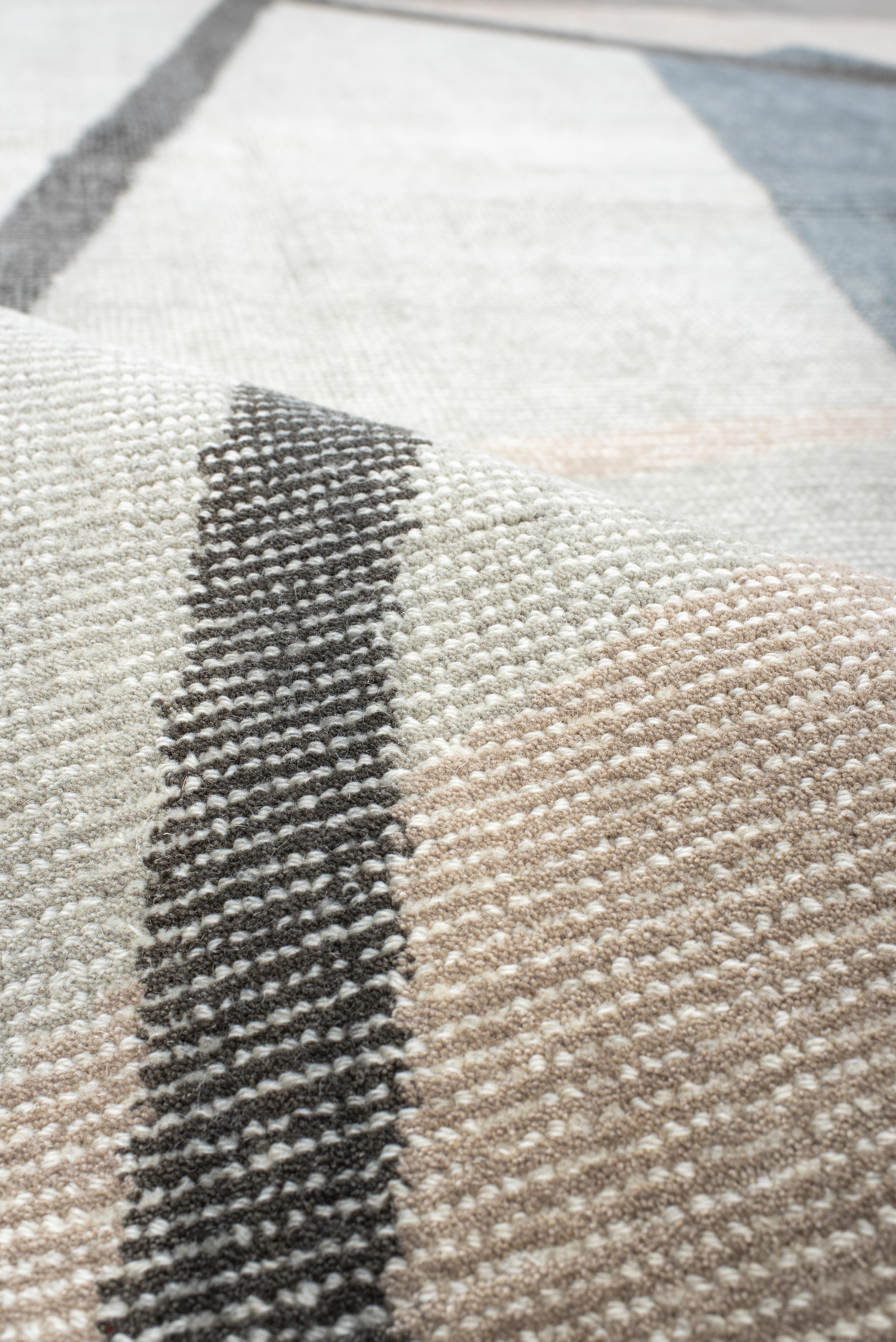 Contemporary Hand-Loomed Rug - Gerahmte geometrische Komposition in kühlen Neutraltönen (Moderne) im Angebot