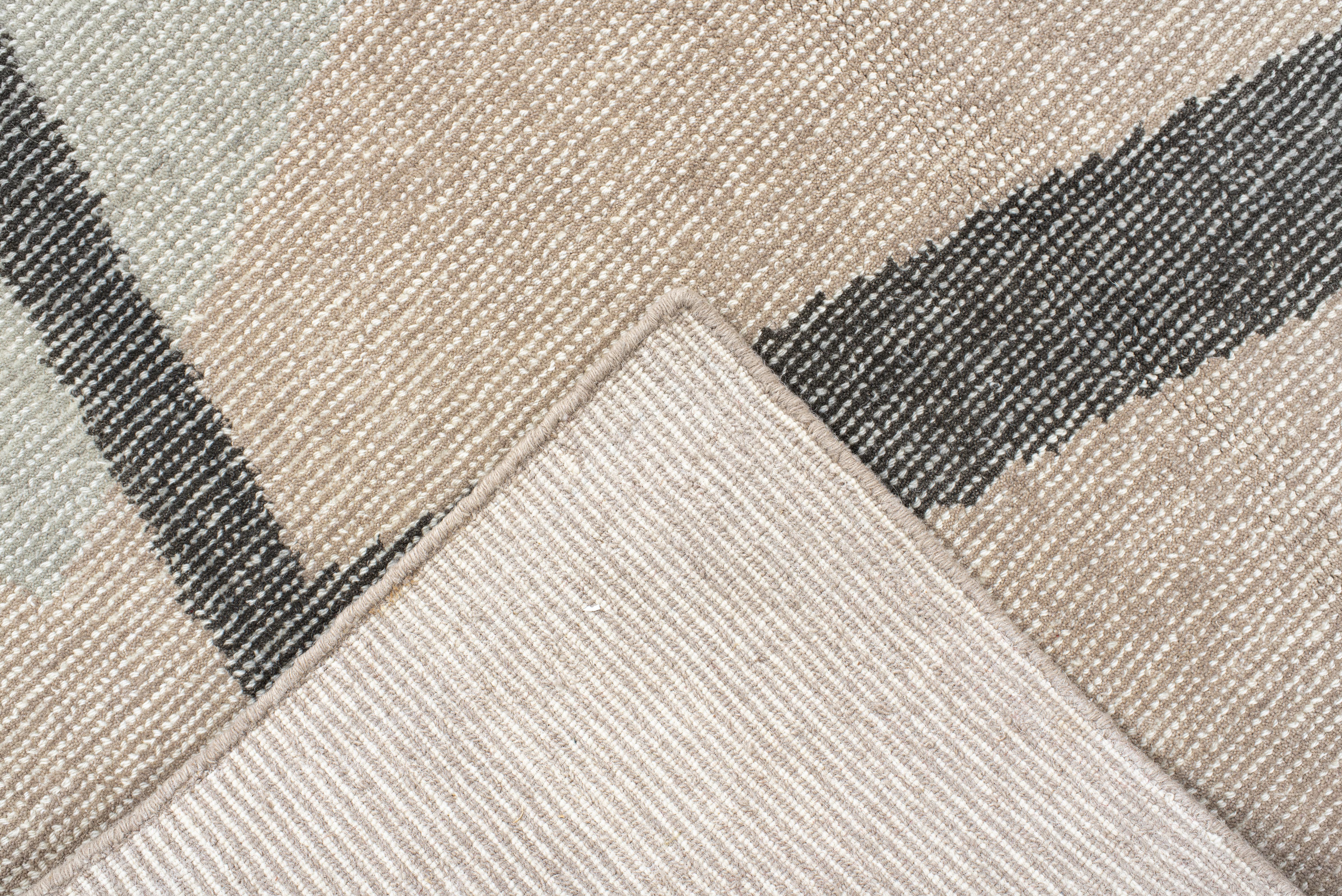 Contemporary Hand-Loomed Rug - Gerahmte geometrische Komposition in kühlen Neutraltönen im Zustand „Hervorragend“ im Angebot in New York, NY