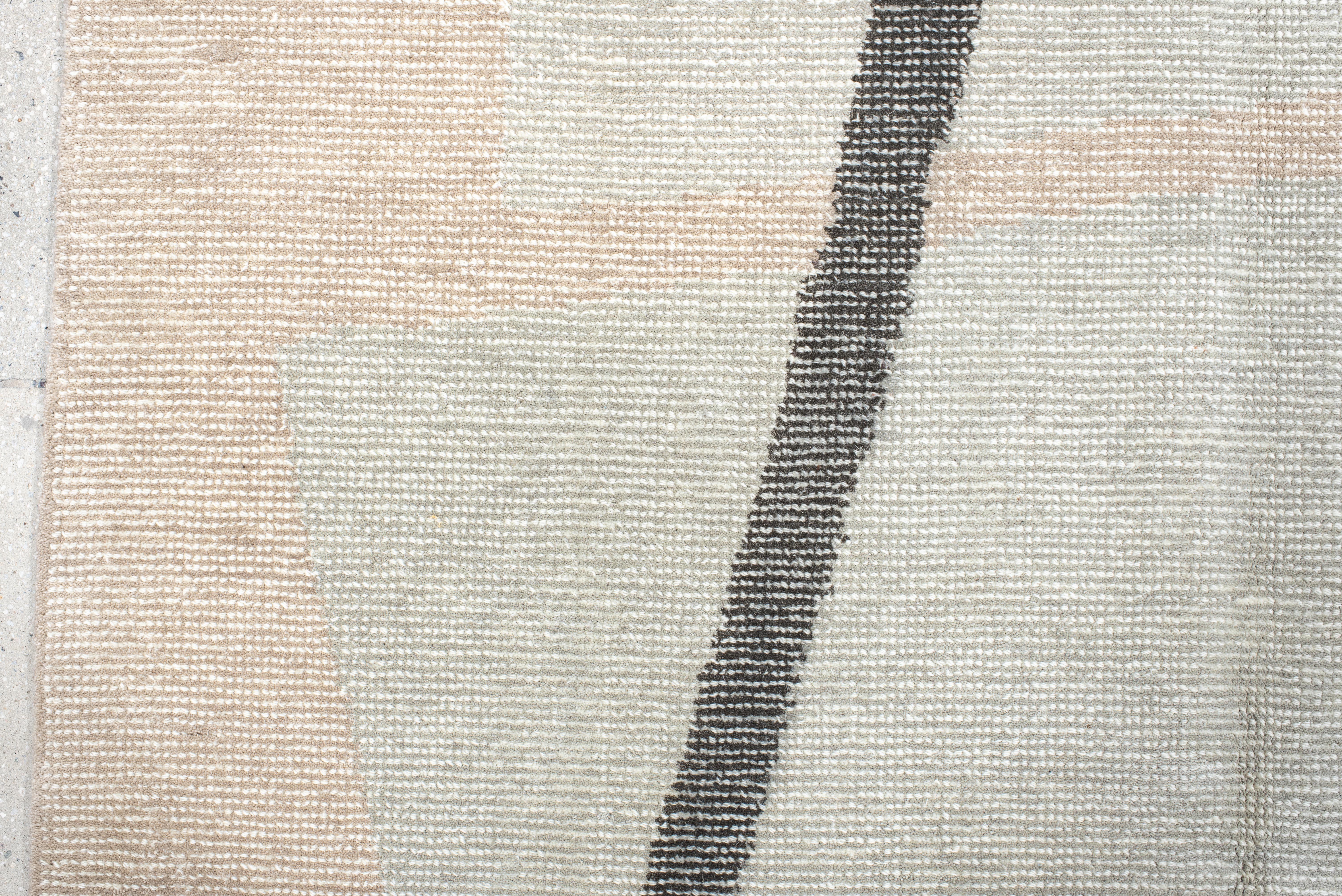 Contemporary Hand-Loomed Rug - Gerahmte geometrische Komposition in kühlen Neutraltönen (21. Jahrhundert und zeitgenössisch) im Angebot