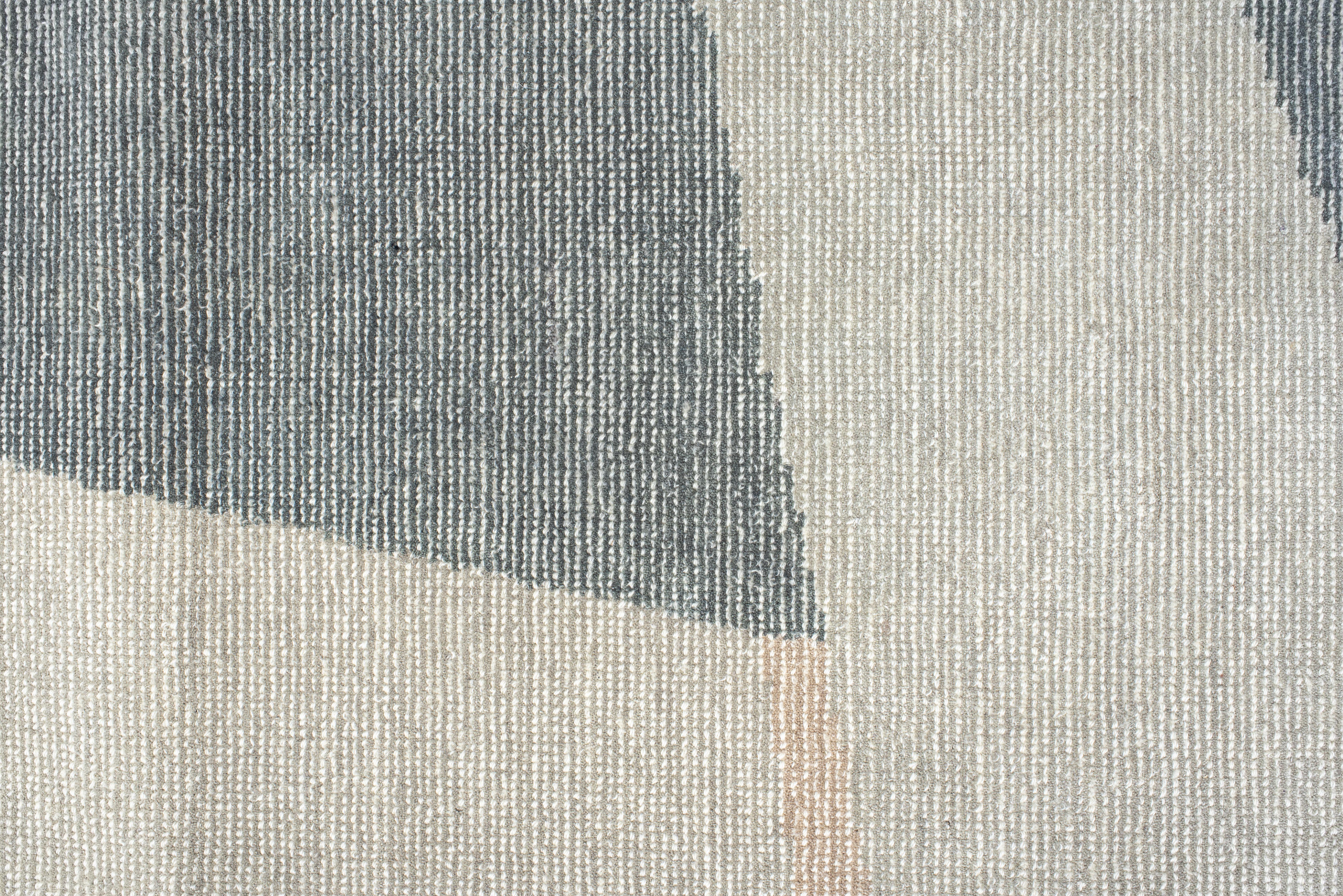 Contemporary Hand-Loomed Rug - Gerahmte geometrische Komposition in kühlen Neutraltönen (Wolle) im Angebot