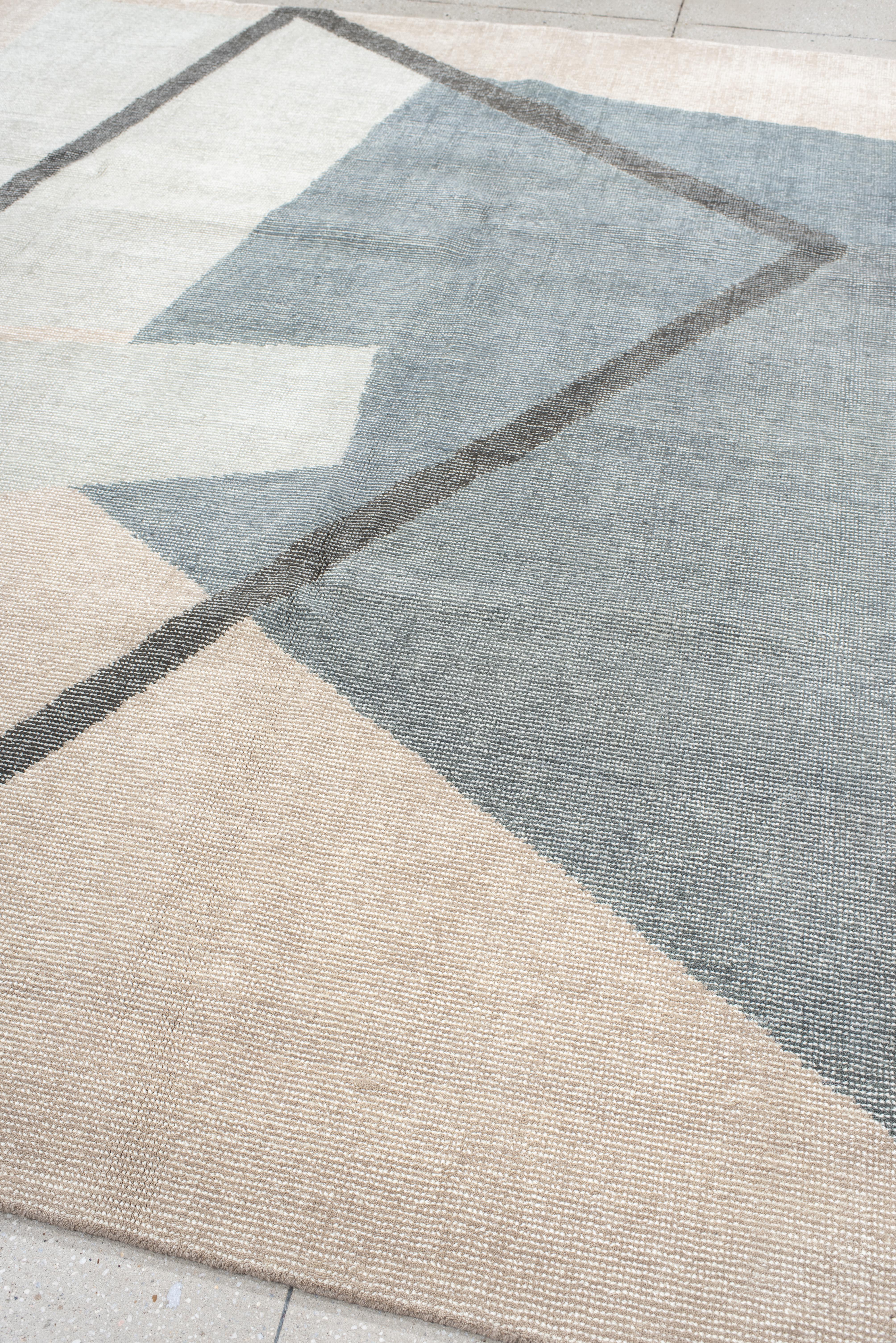 Contemporary Hand-Loomed Rug - Gerahmte geometrische Komposition in kühlen Neutraltönen im Angebot 1
