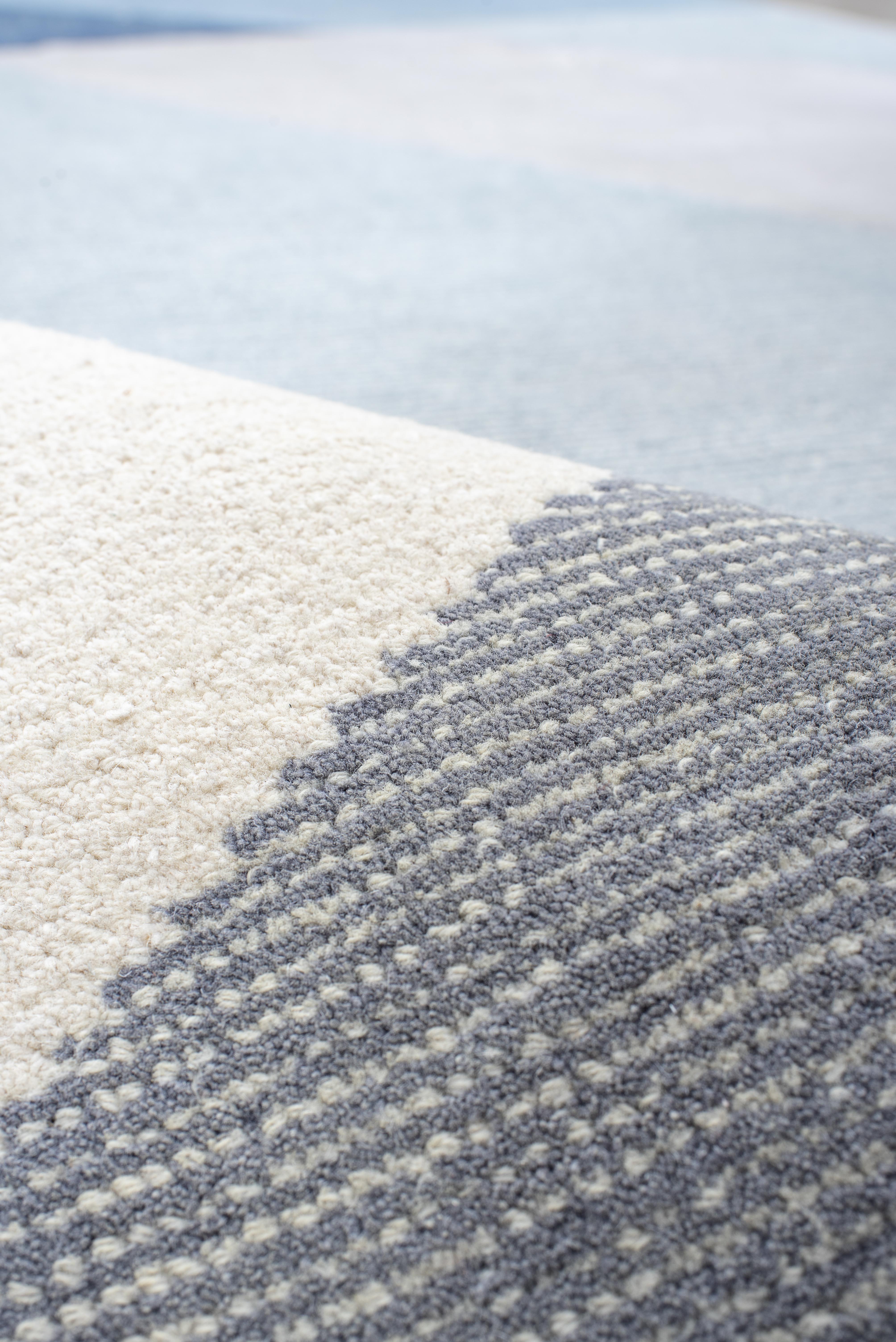 Moderne Tapis contemporain tissé à la main - Design géométrique à facettes dans des tons bleus froids en vente