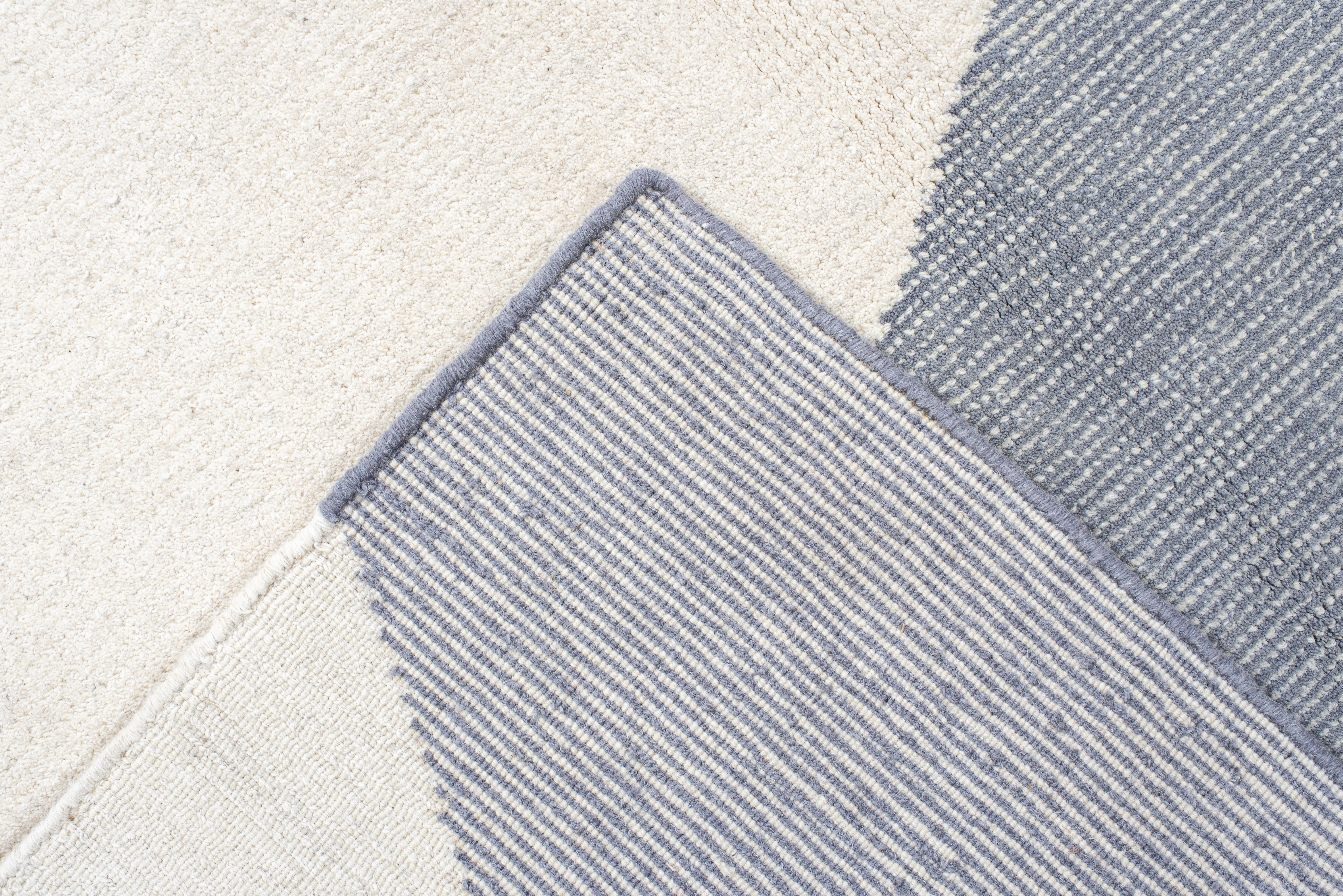 Tapis contemporain tissé à la main - Design géométrique à facettes dans des tons bleus froids Excellent état - En vente à New York, NY