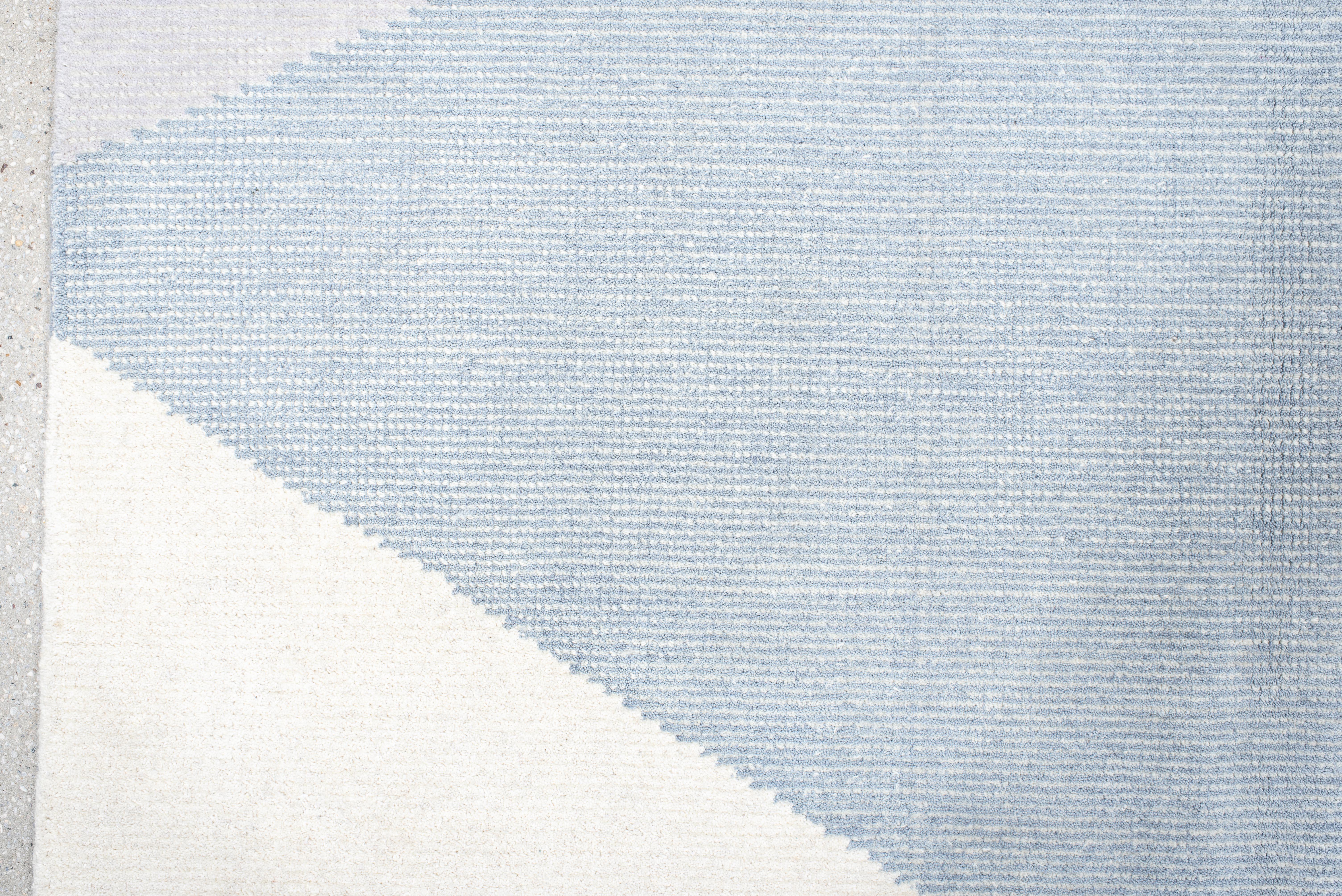 XXIe siècle et contemporain Tapis contemporain tissé à la main - Design géométrique à facettes dans des tons bleus froids en vente