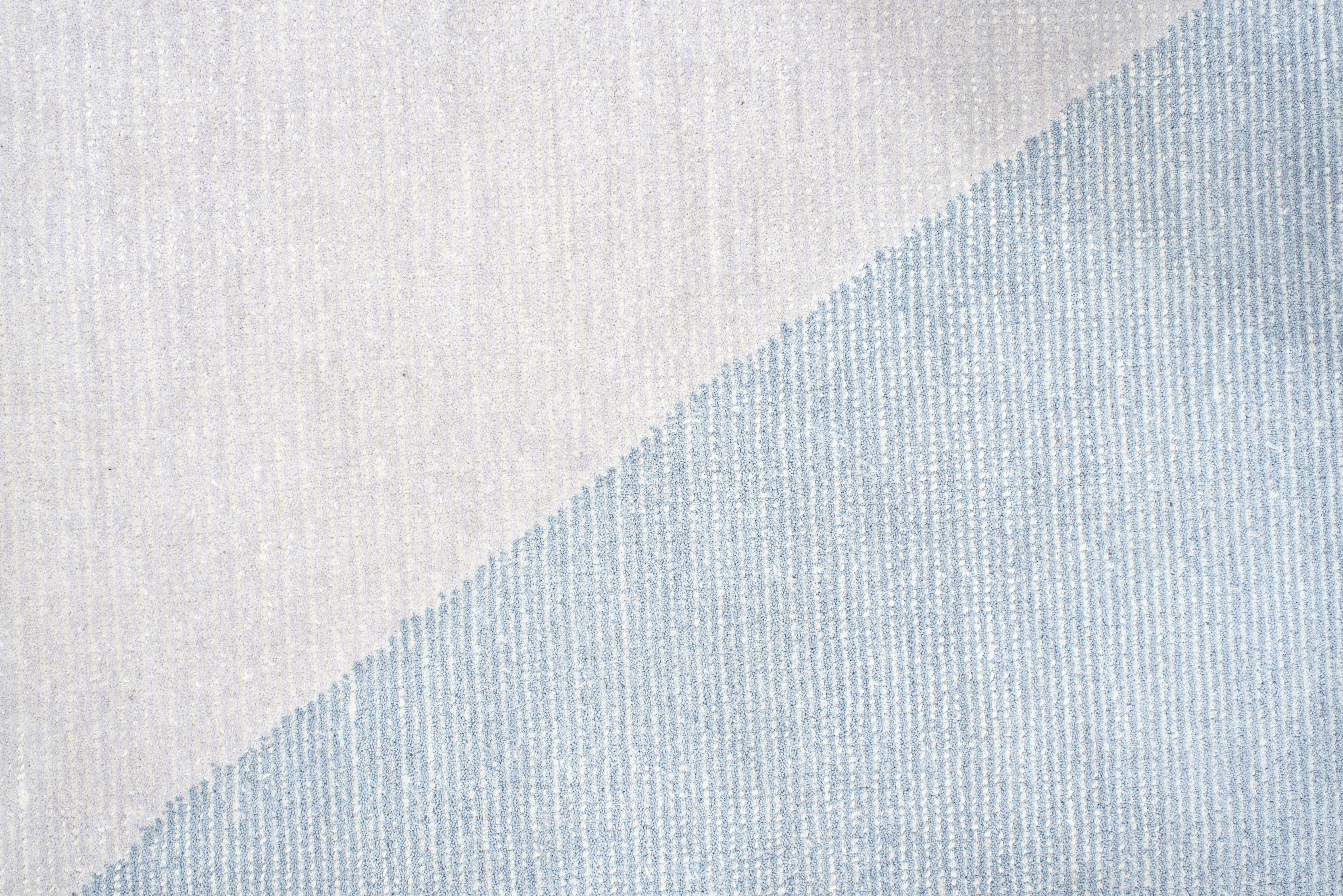 Laine Tapis contemporain tissé à la main - Design géométrique à facettes dans des tons bleus froids en vente