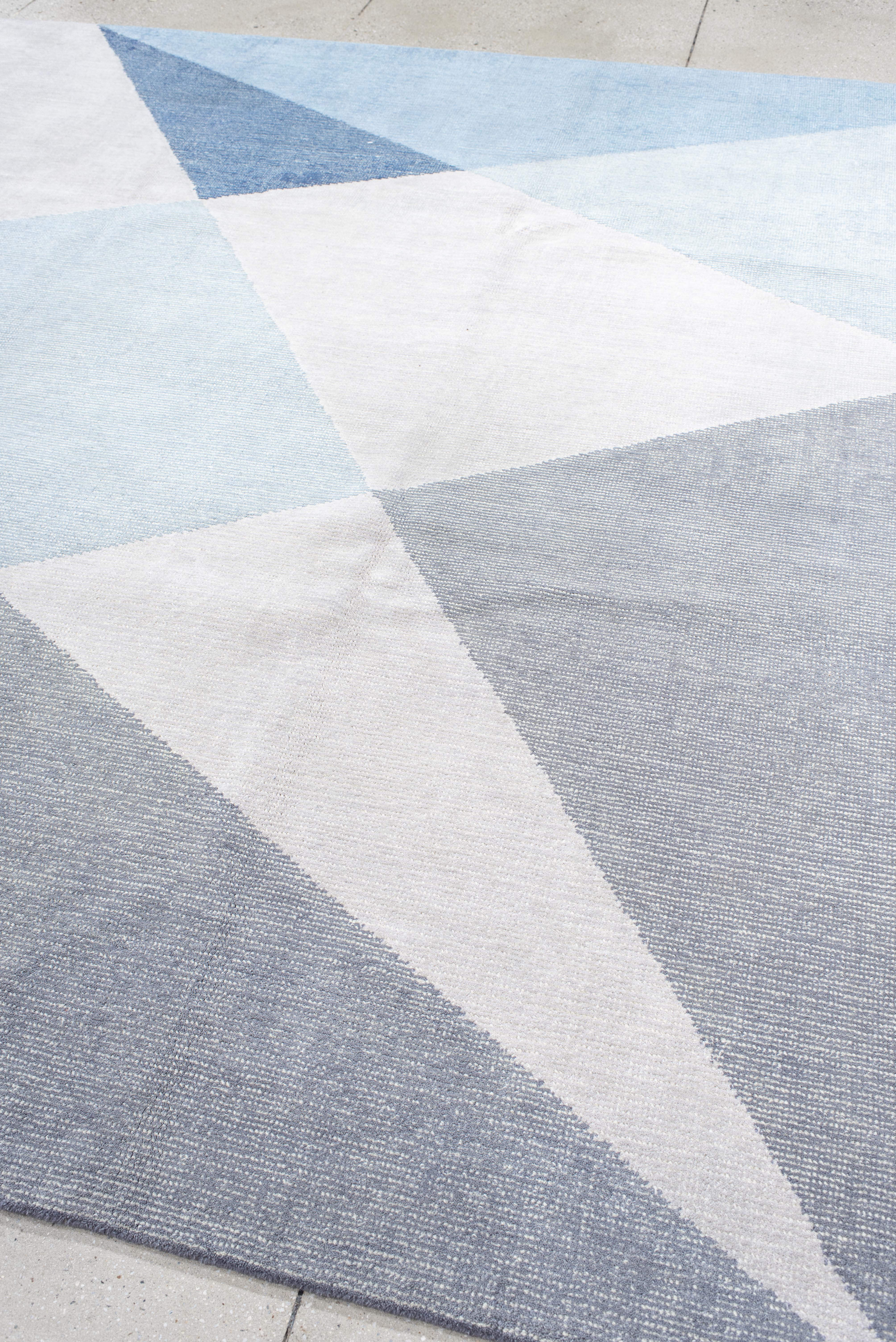 Tapis contemporain tissé à la main - Design géométrique à facettes dans des tons bleus froids en vente 1