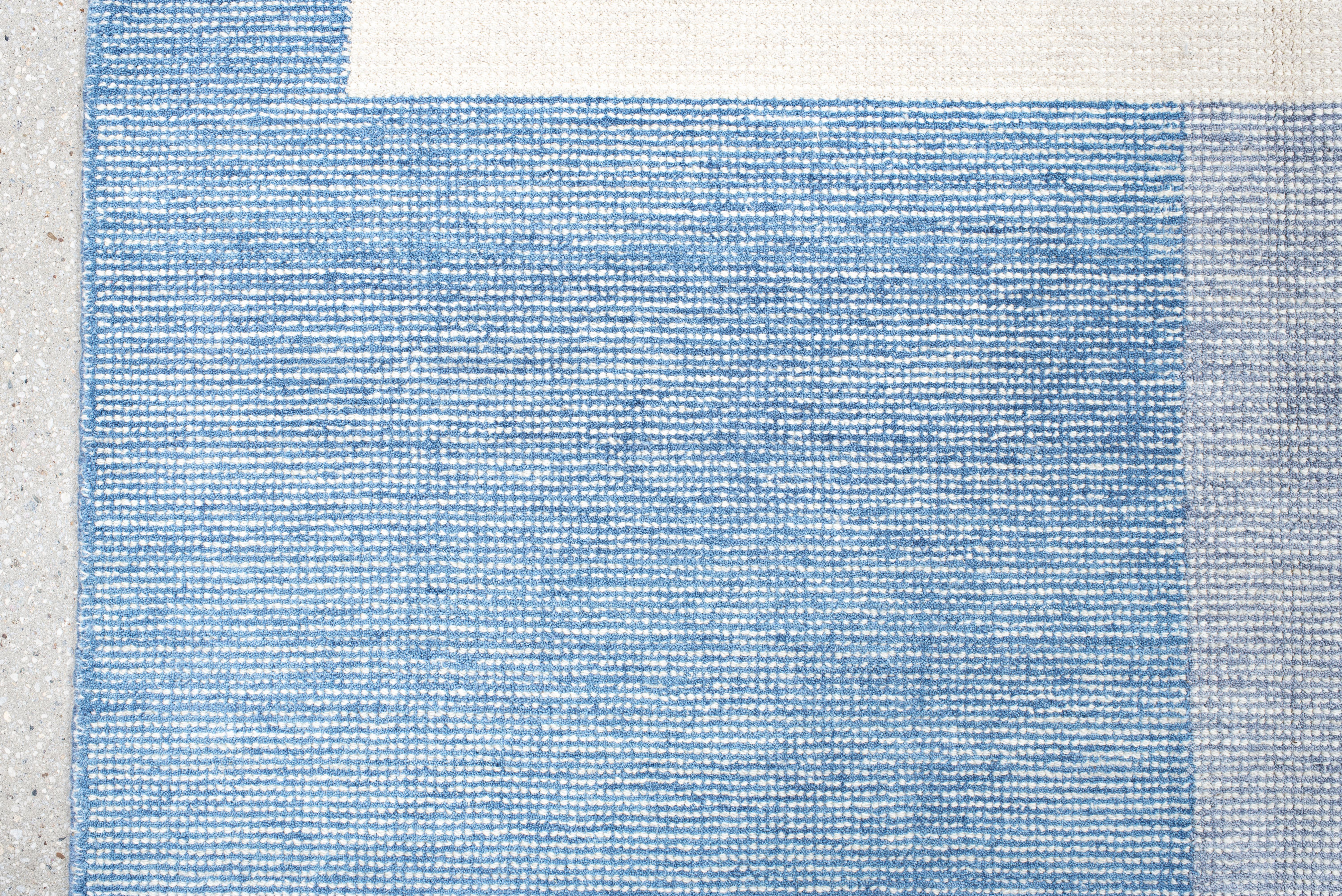 XXI secolo e contemporaneo Tappeto contemporaneo rivestito a mano - Disegno a griglia lineare in blu cielo e avorio in vendita