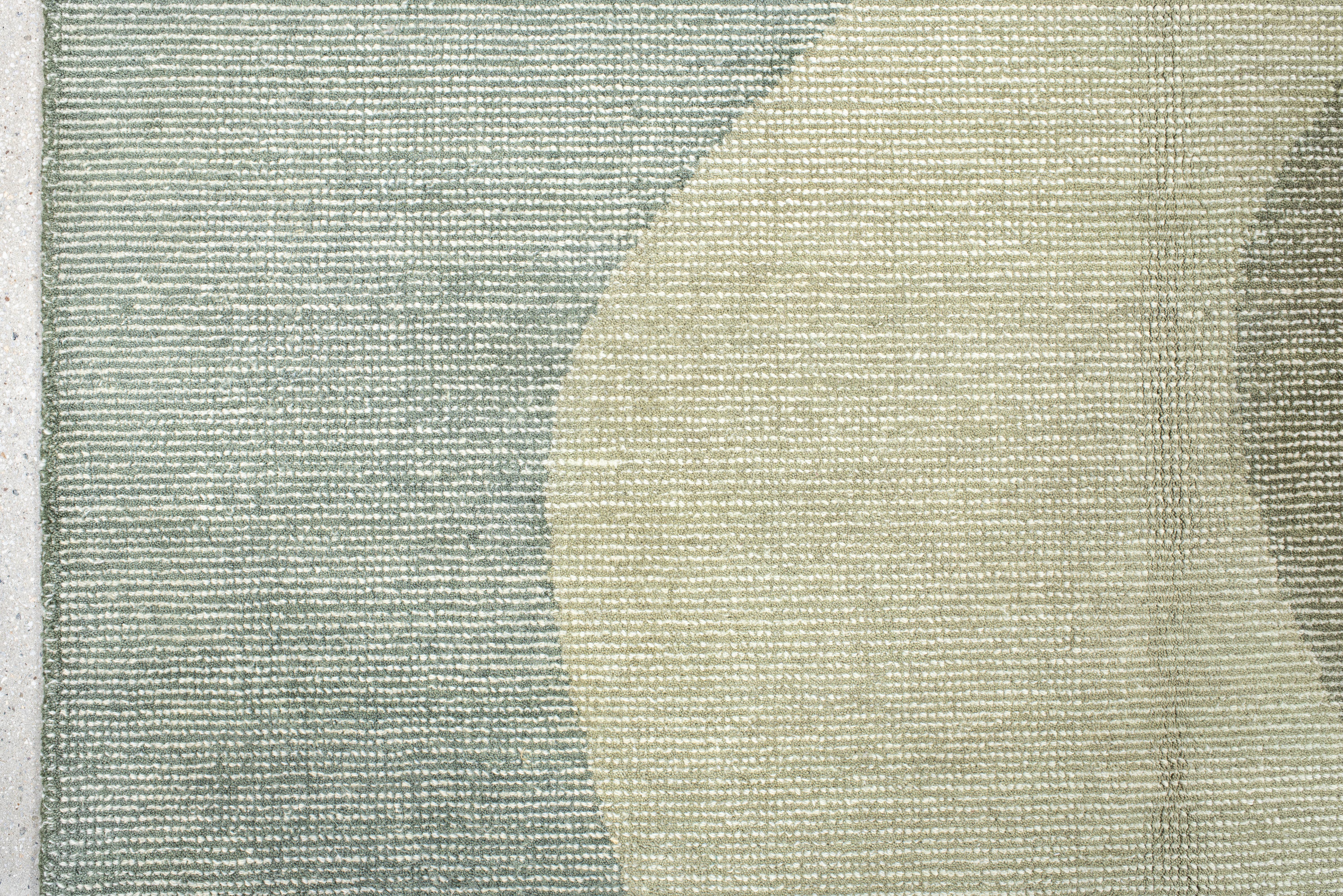 XXI secolo e contemporaneo Tappeto contemporaneo rivestito a mano - Design/One nei colori Sage, Moss e Stone. in vendita