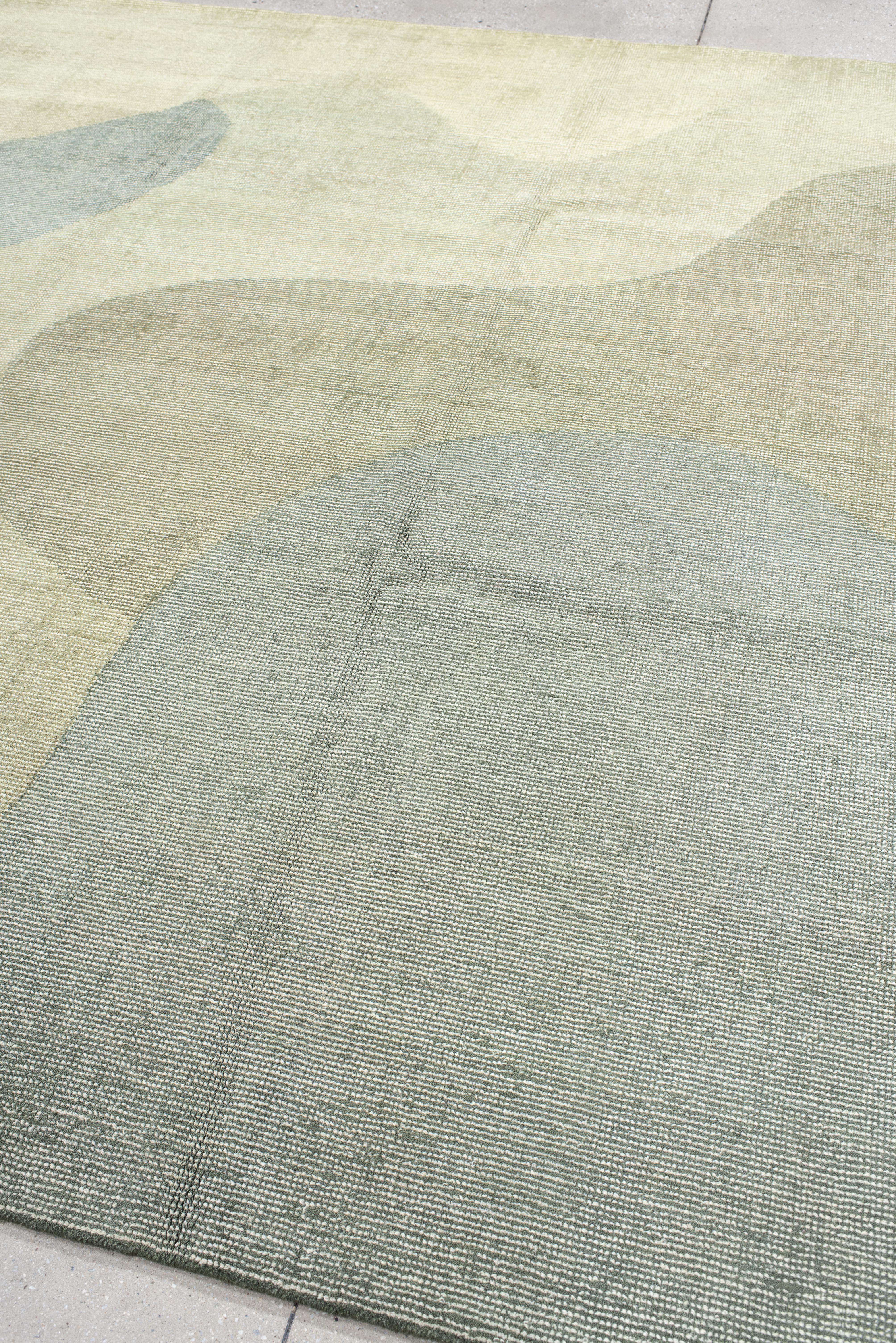 Tappeto contemporaneo rivestito a mano - Design/One nei colori Sage, Moss e Stone. in vendita 1