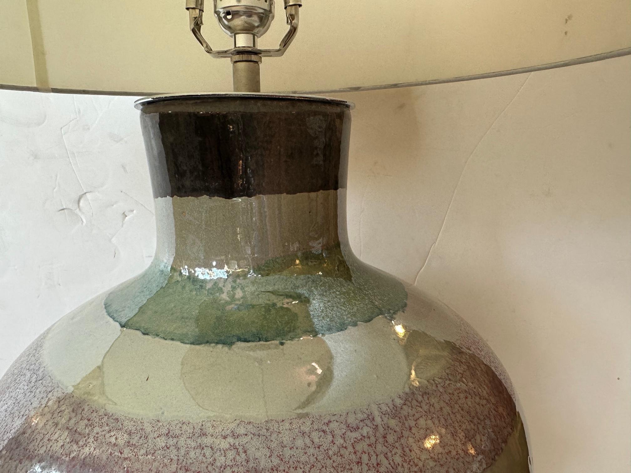 Lampe de table contemporaine en céramique émaillée faite à la main  en vente 3