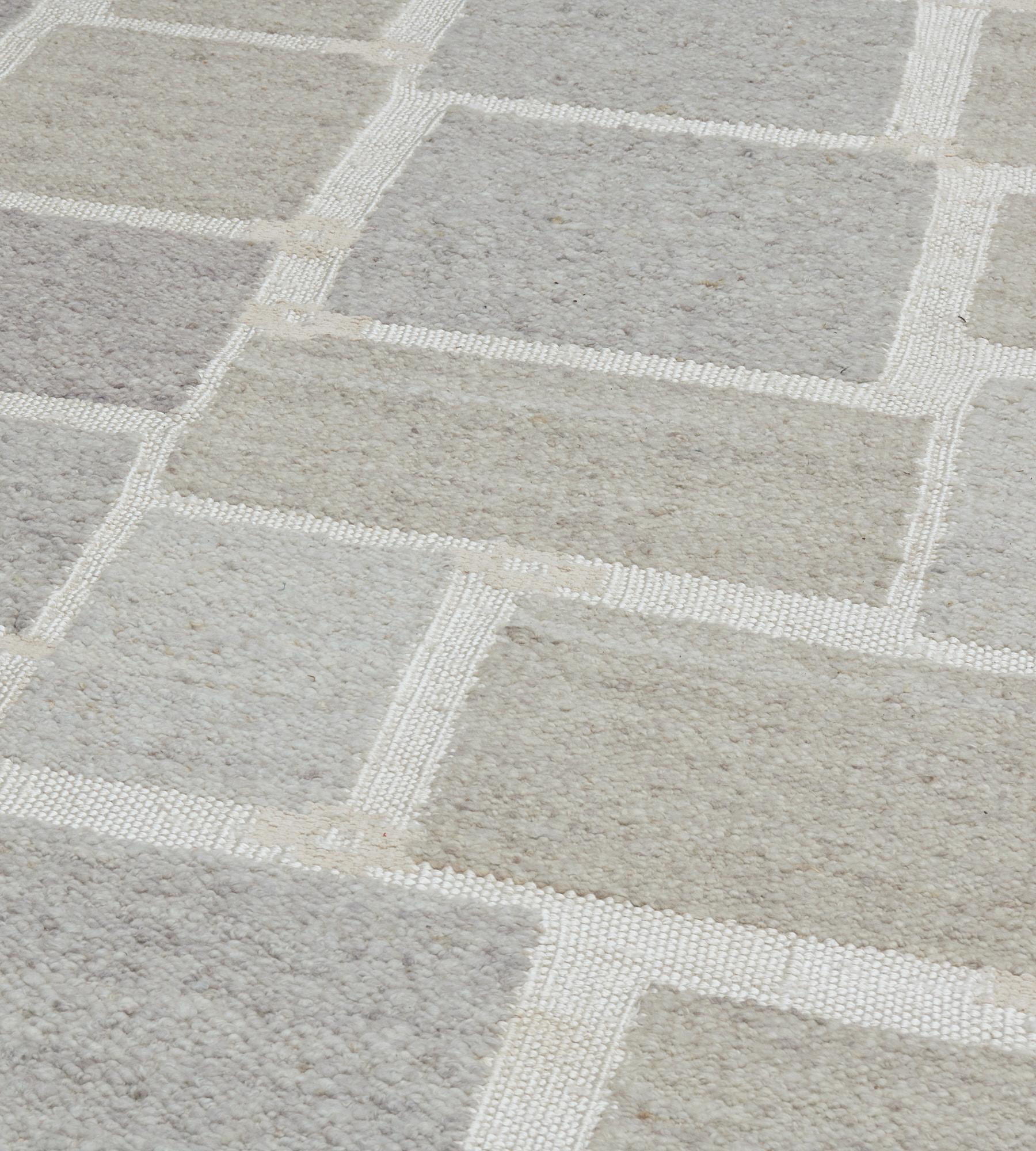 Tessuto a mano Tappeto contemporaneo in lana beige di ispirazione svedese realizzato a mano in vendita