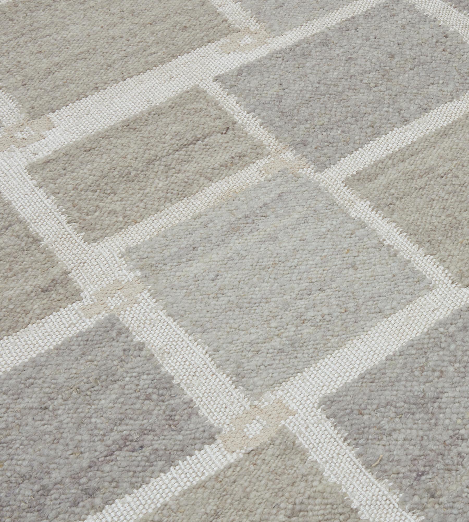 Tappeto contemporaneo in lana beige di ispirazione svedese realizzato a mano In condizioni Nuovo in vendita a West Hollywood, CA