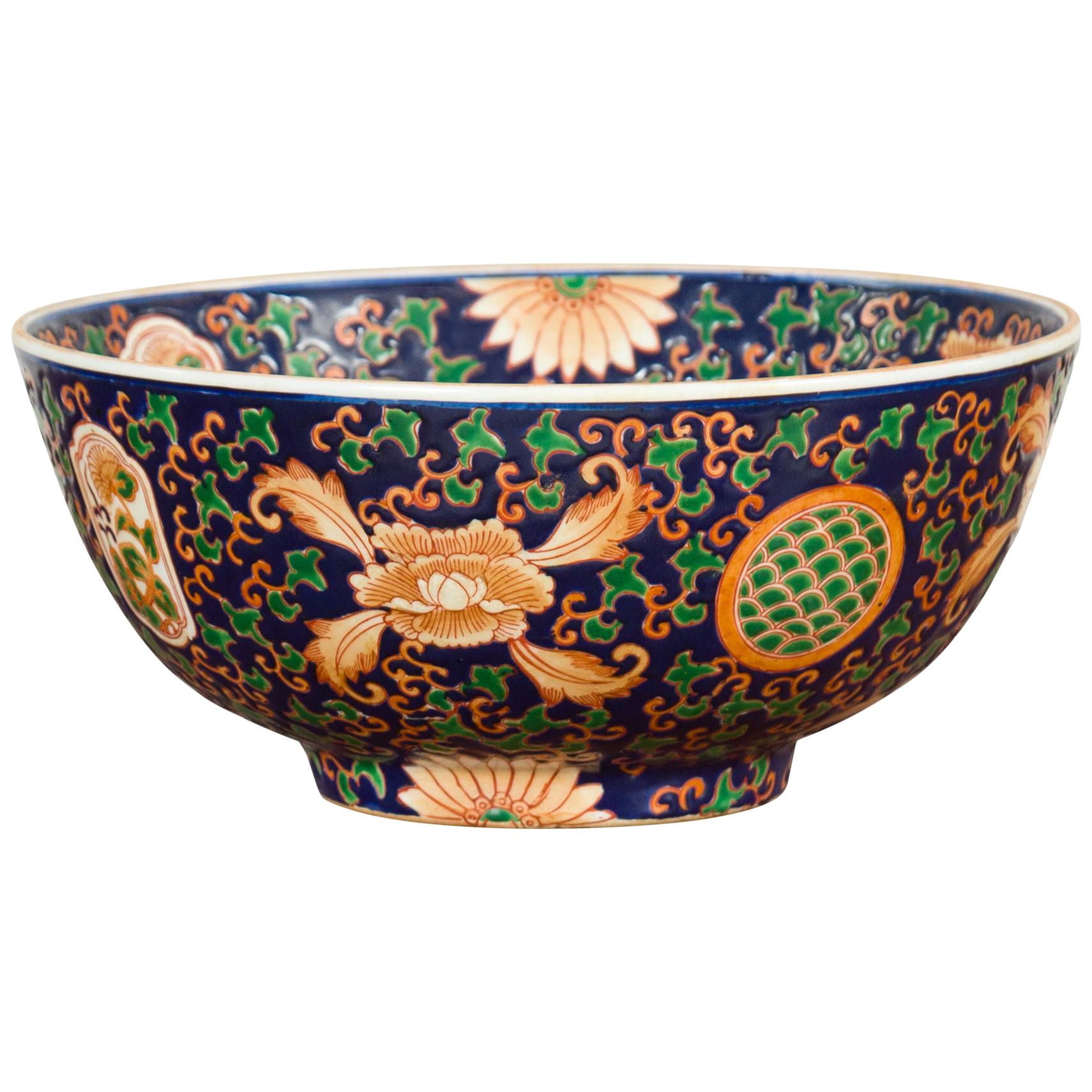 Bol décoratif chinois contemporain peint à la main à motifs floraux avec fond bleu cobalt
