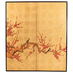 Paravent japonais contemporain peint à la main représentant des fleurs de prunier rouges et des oiseaux