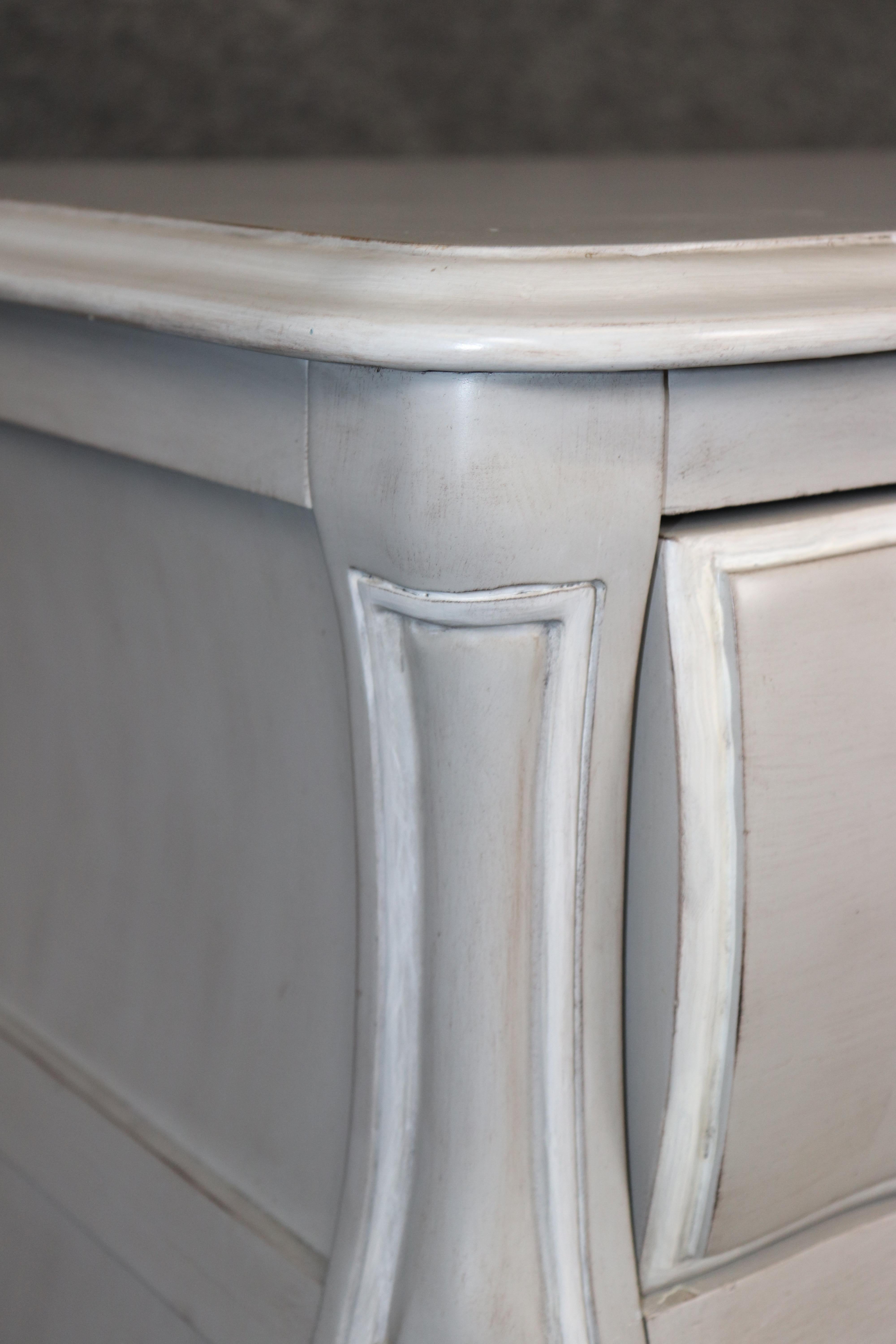 Contemporary Hand-Painted Serpentine Gray and White Painted Commode Dresser in vendita 3