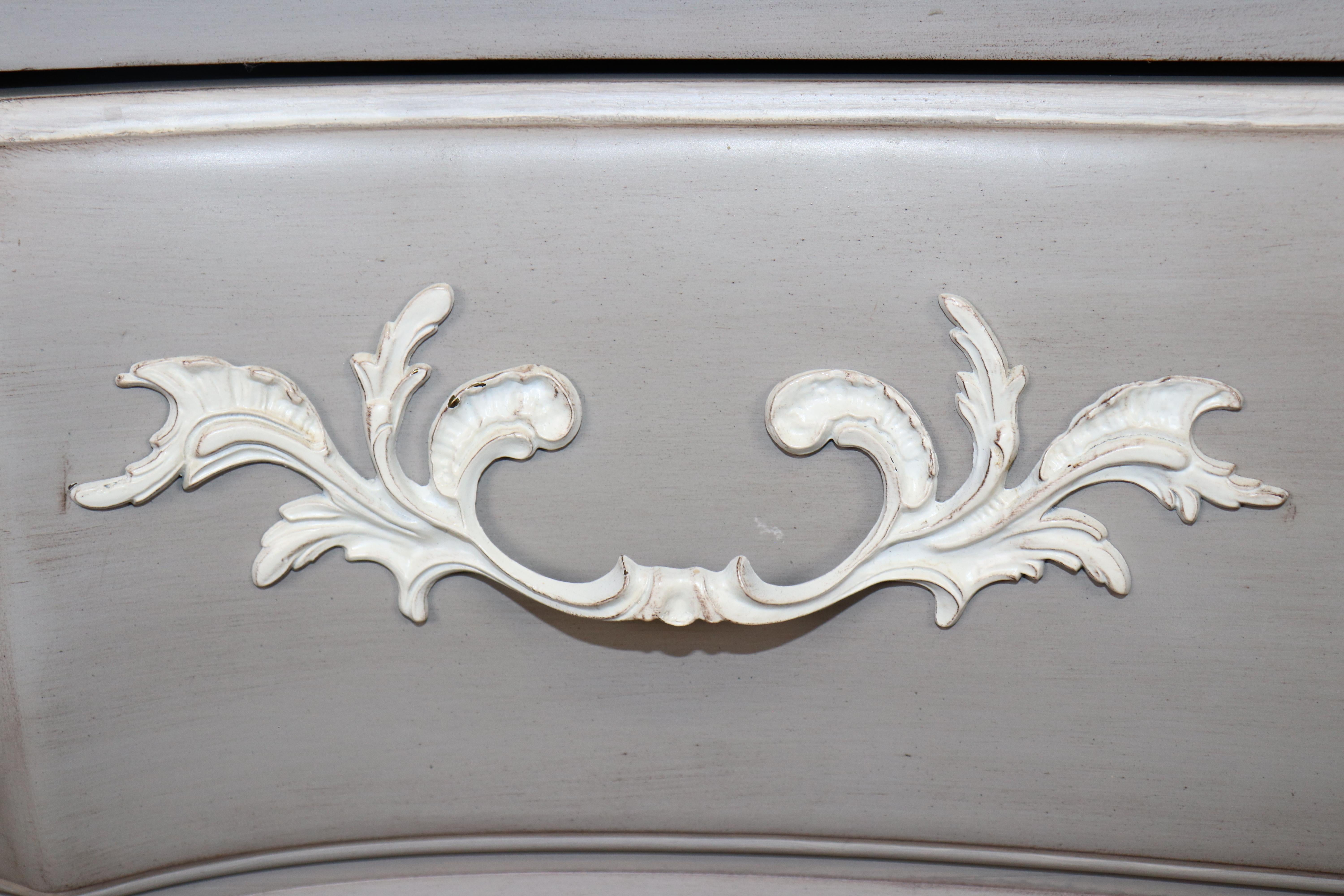 Contemporary Hand-Painted Serpentine Gray and White Painted Commode Dresser in vendita 4