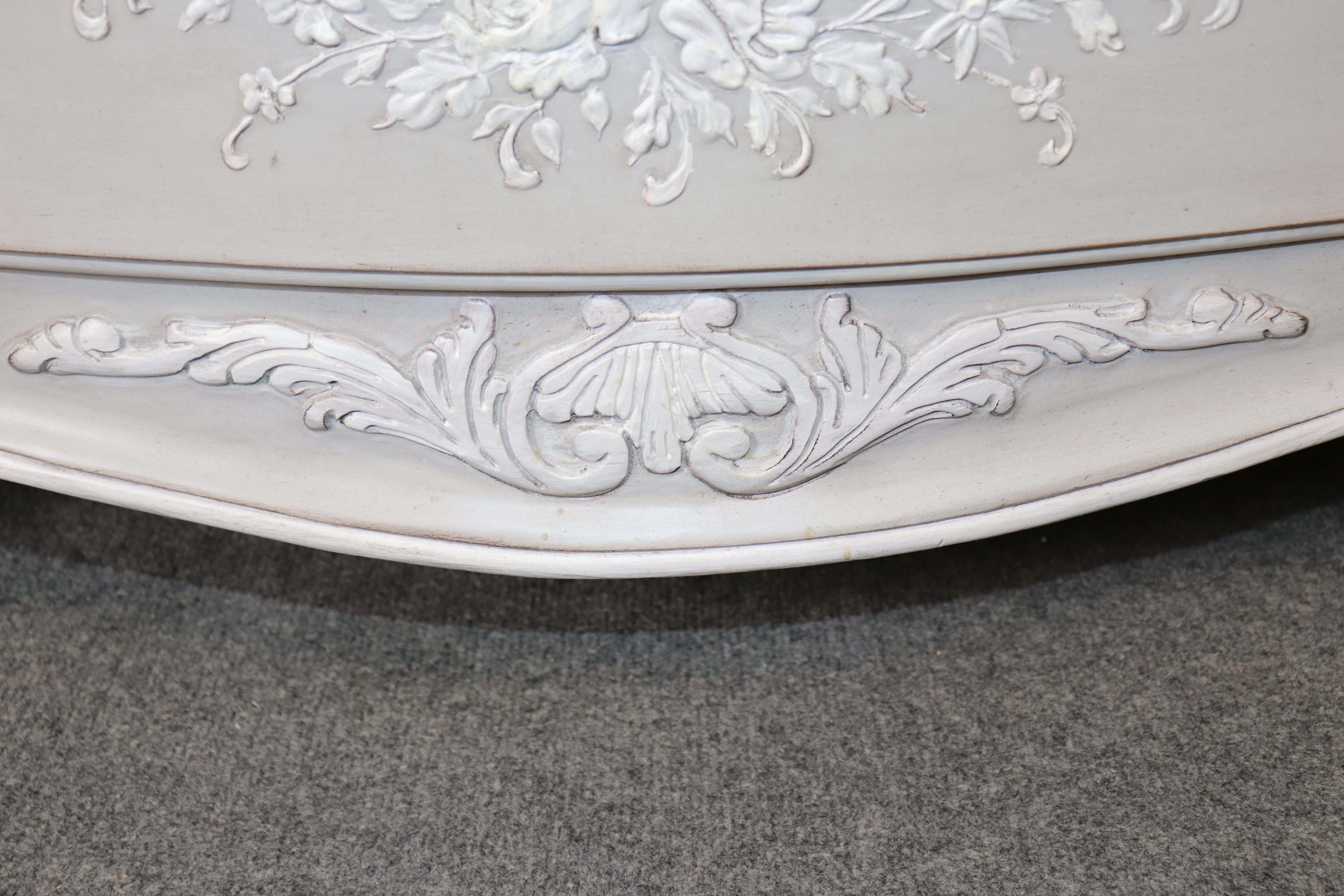 Contemporary Hand-Painted Serpentine Gray and White Painted Commode Dresser in vendita 5