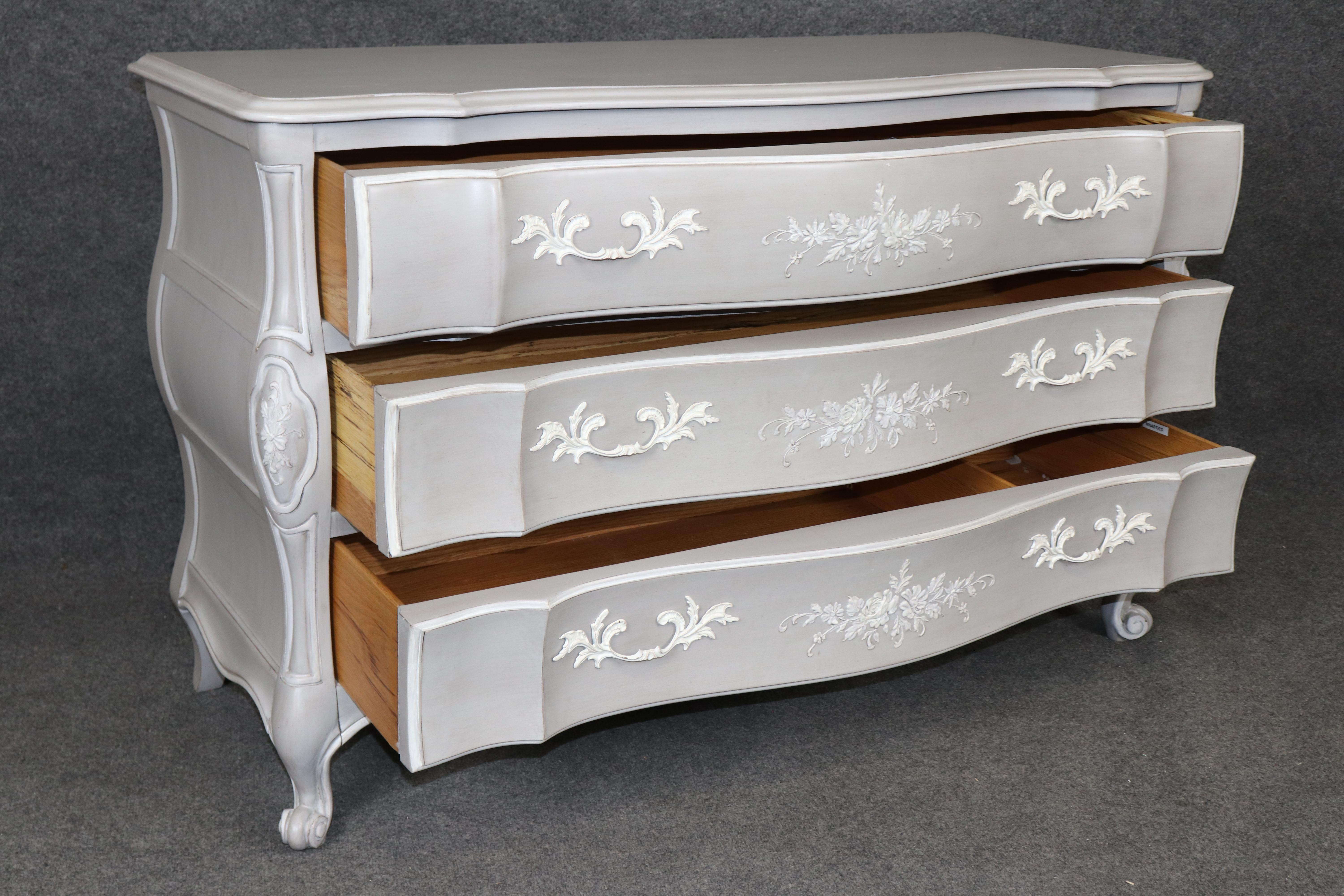 Stile provenzale Contemporary Hand-Painted Serpentine Gray and White Painted Commode Dresser in vendita