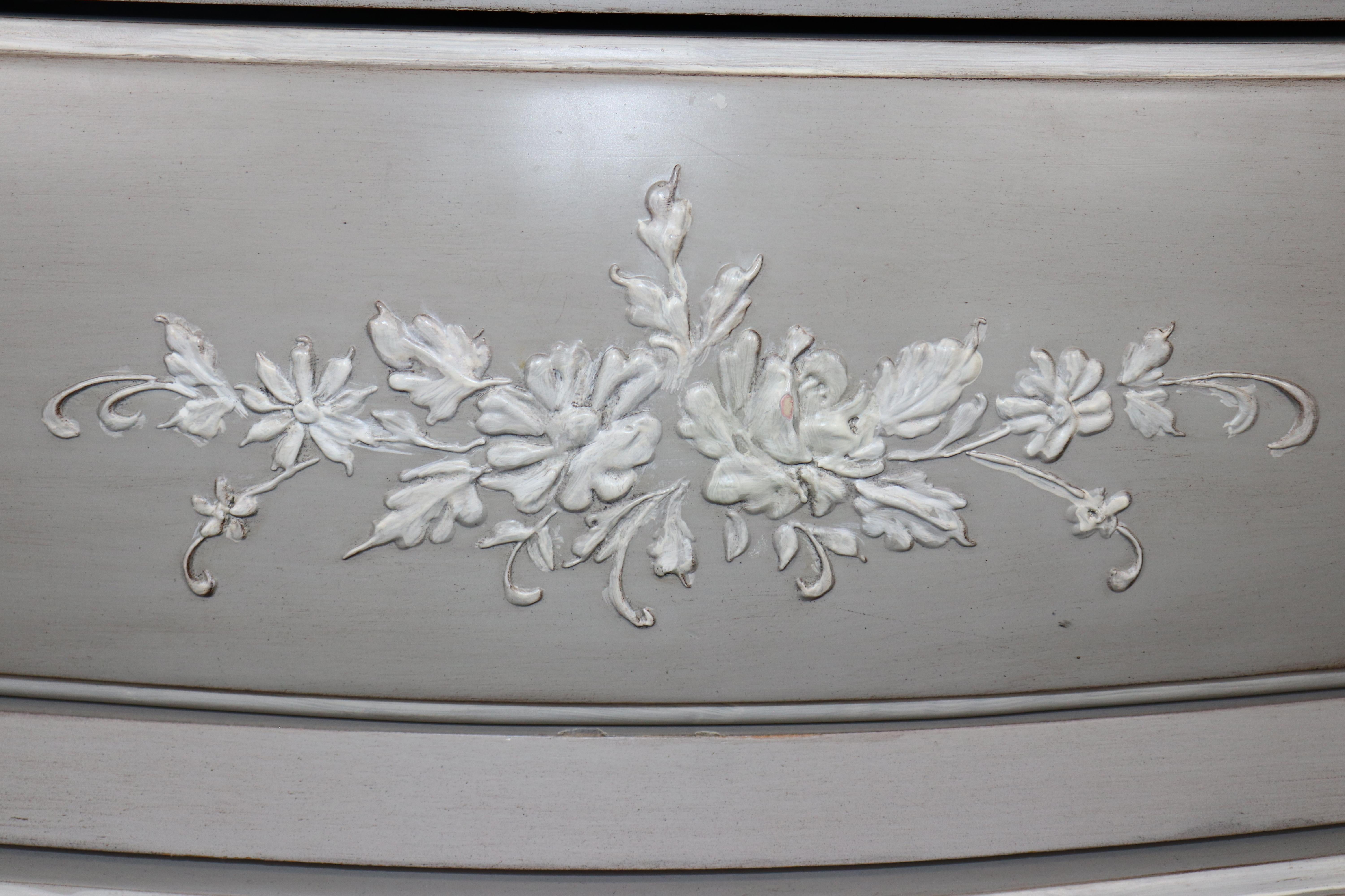 Americano Contemporary Hand-Painted Serpentine Gray and White Painted Commode Dresser in vendita