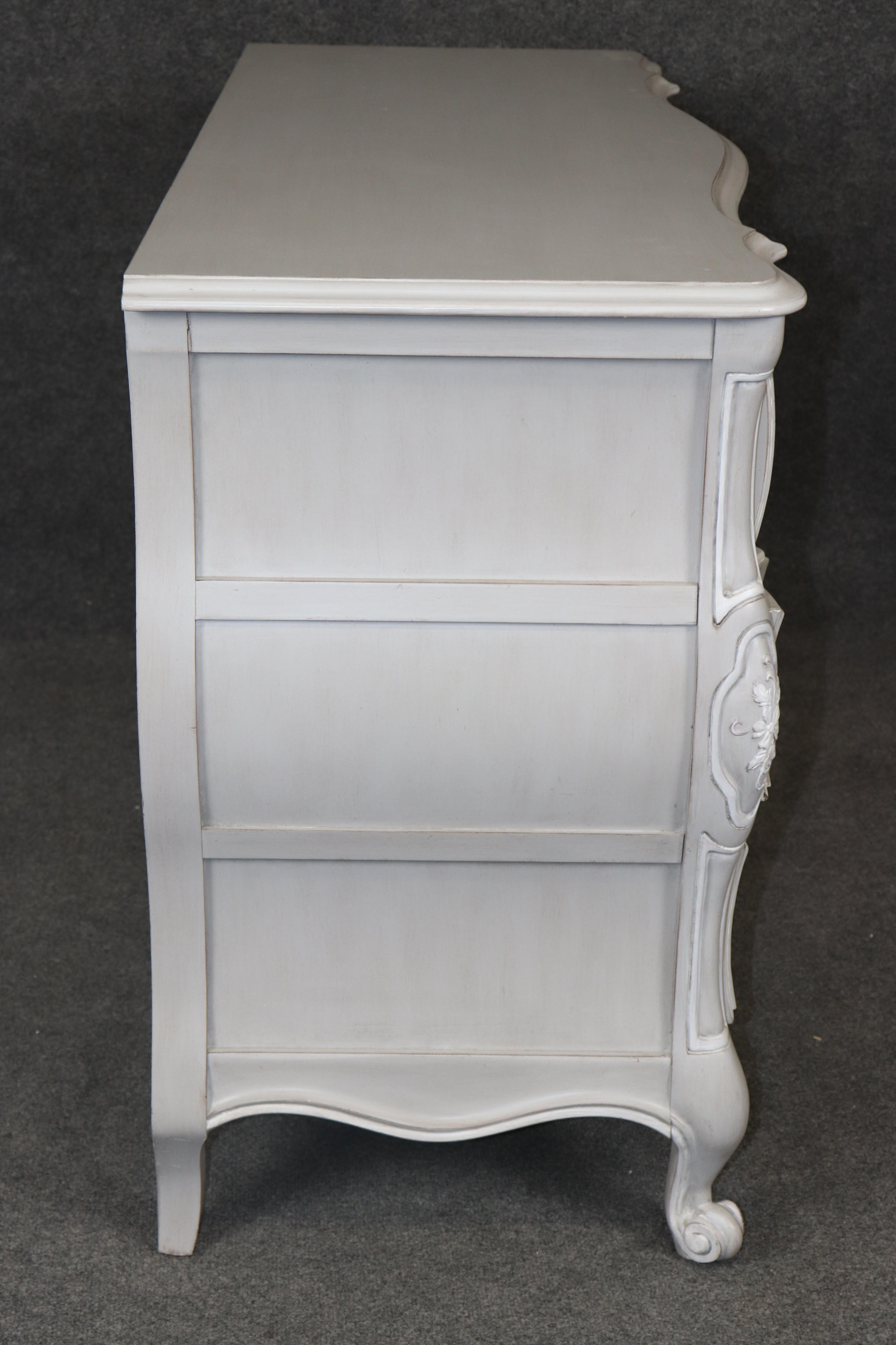Metà XX secolo Contemporary Hand-Painted Serpentine Gray and White Painted Commode Dresser in vendita