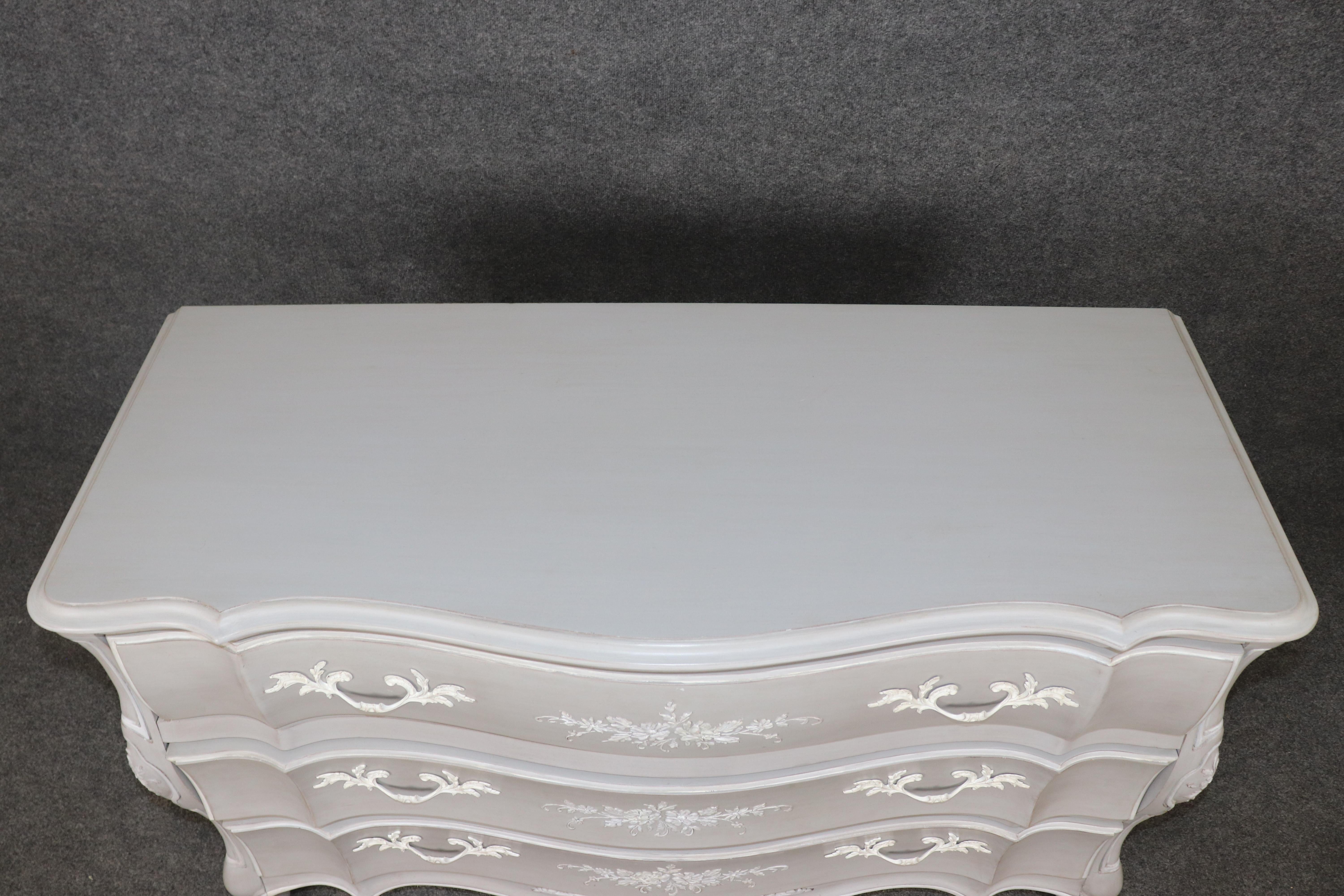 Noce Contemporary Hand-Painted Serpentine Gray and White Painted Commode Dresser in vendita