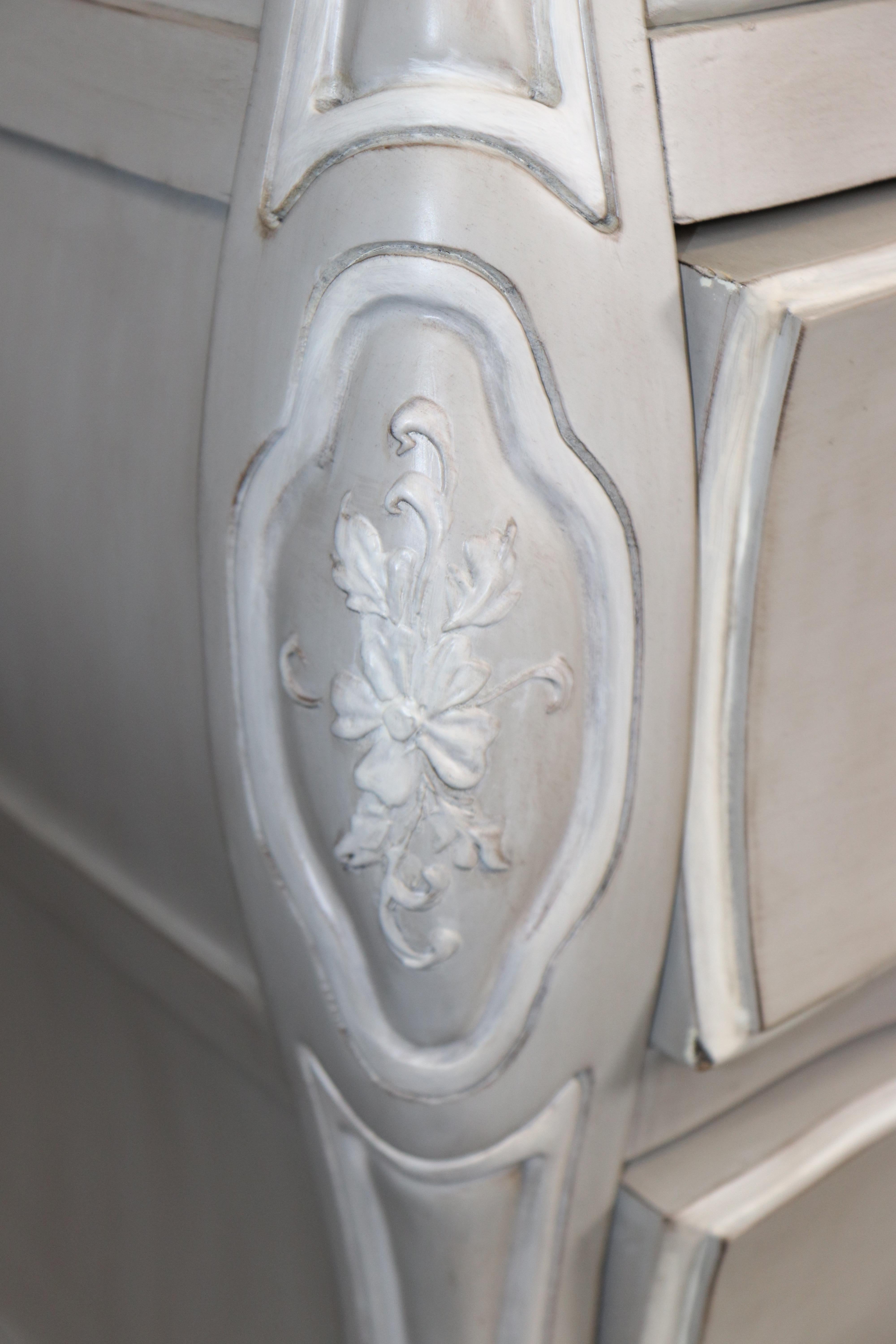Contemporary Hand-Painted Serpentine Gray and White Painted Commode Dresser in vendita 2
